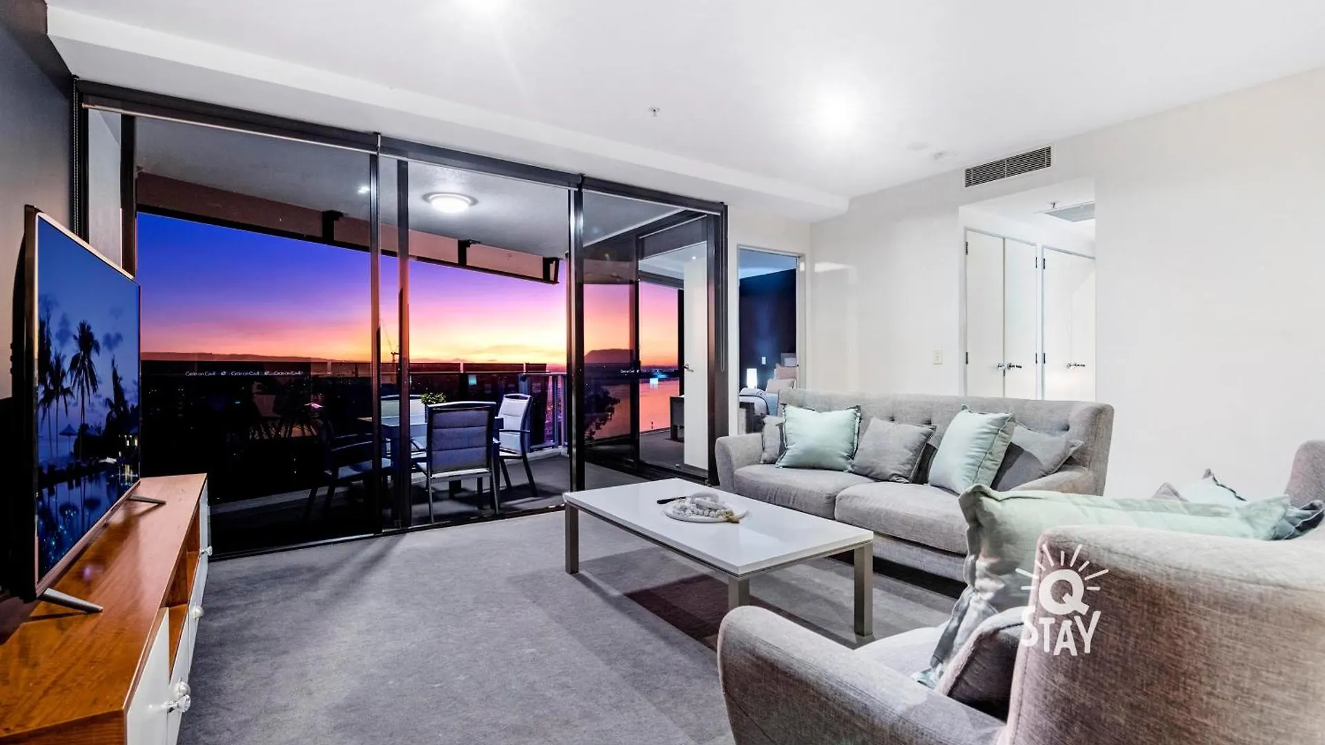 Circle On Cavill - Qstay Apartment