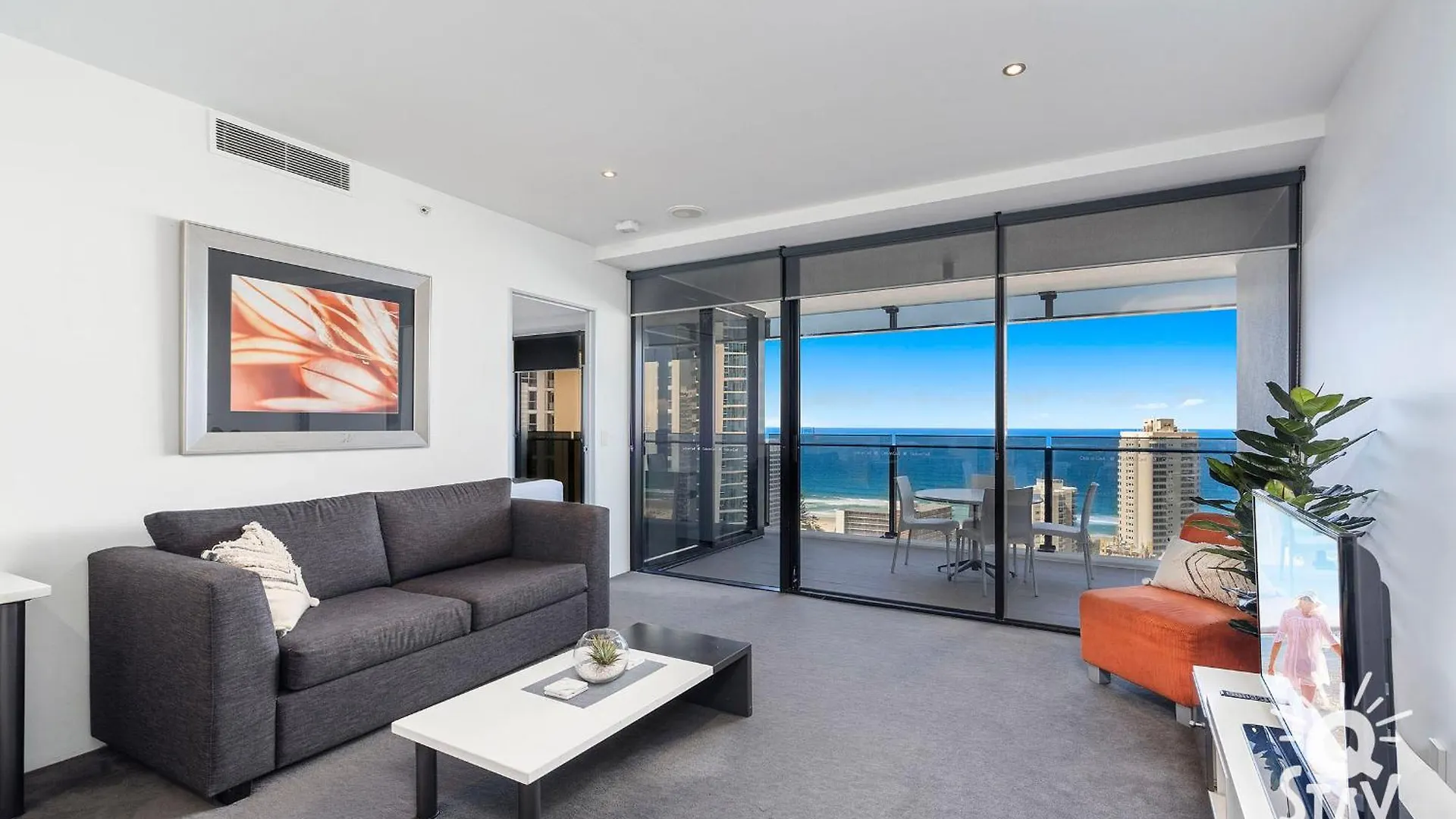 Circle On Cavill - Qstay Apartment