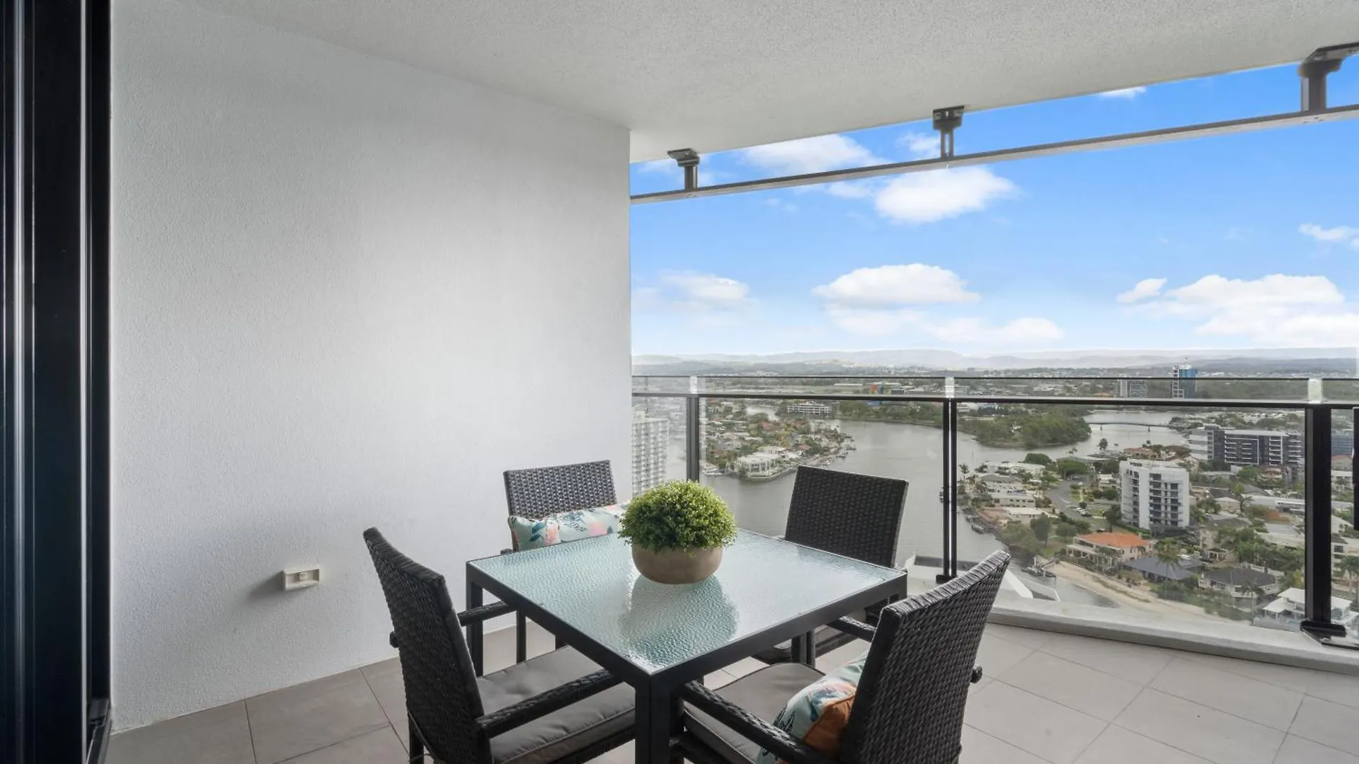 Apartment Circle On Cavill - Qstay *
