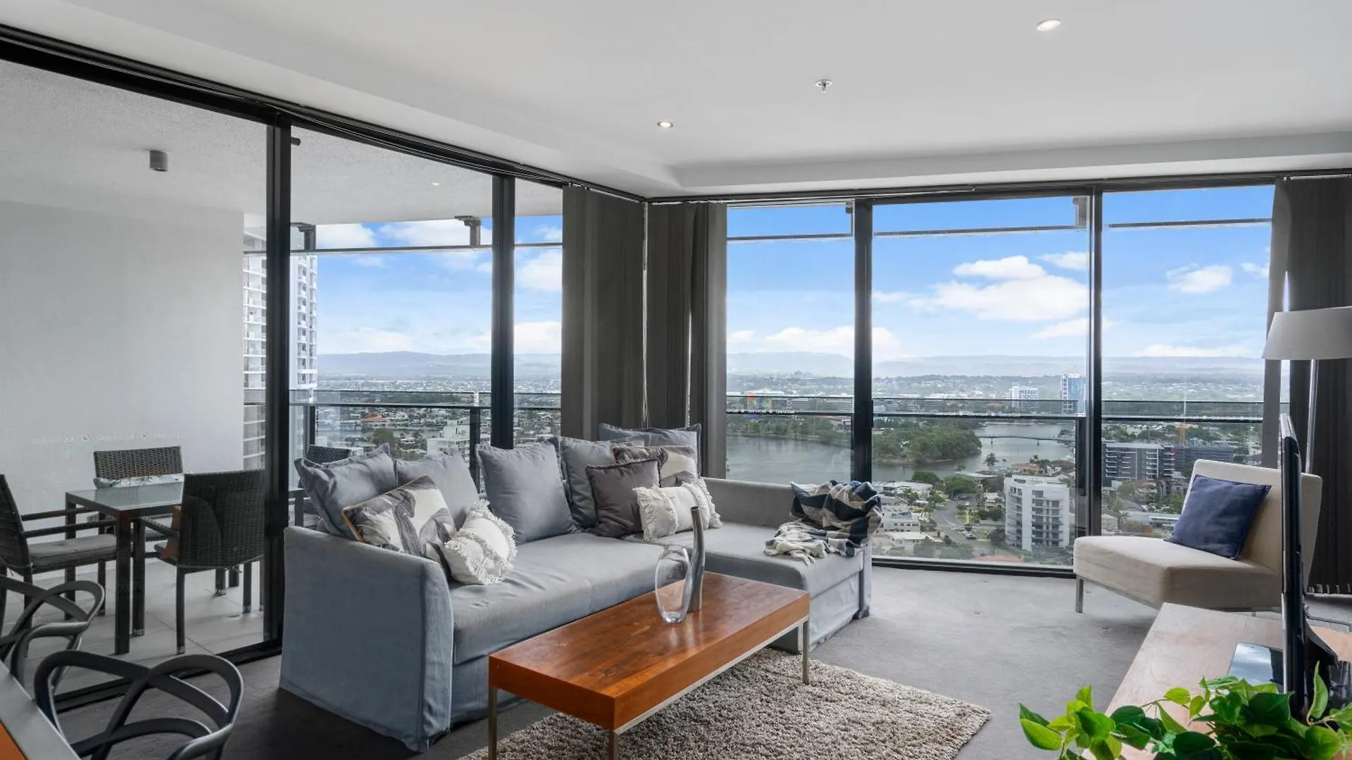 Circle On Cavill - Qstay Gold Coast