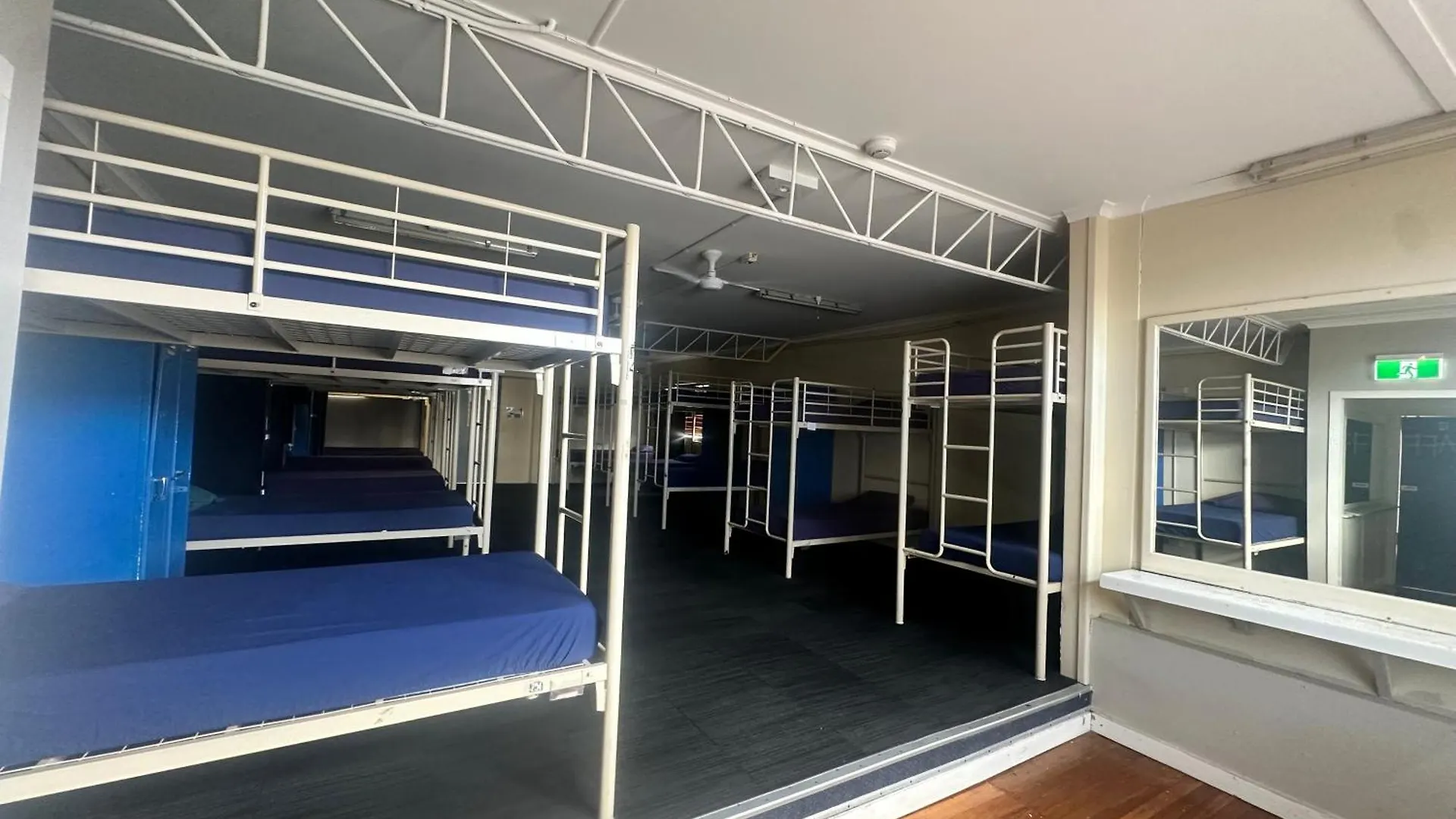 Hostel Backpackers In Paradise 18-35