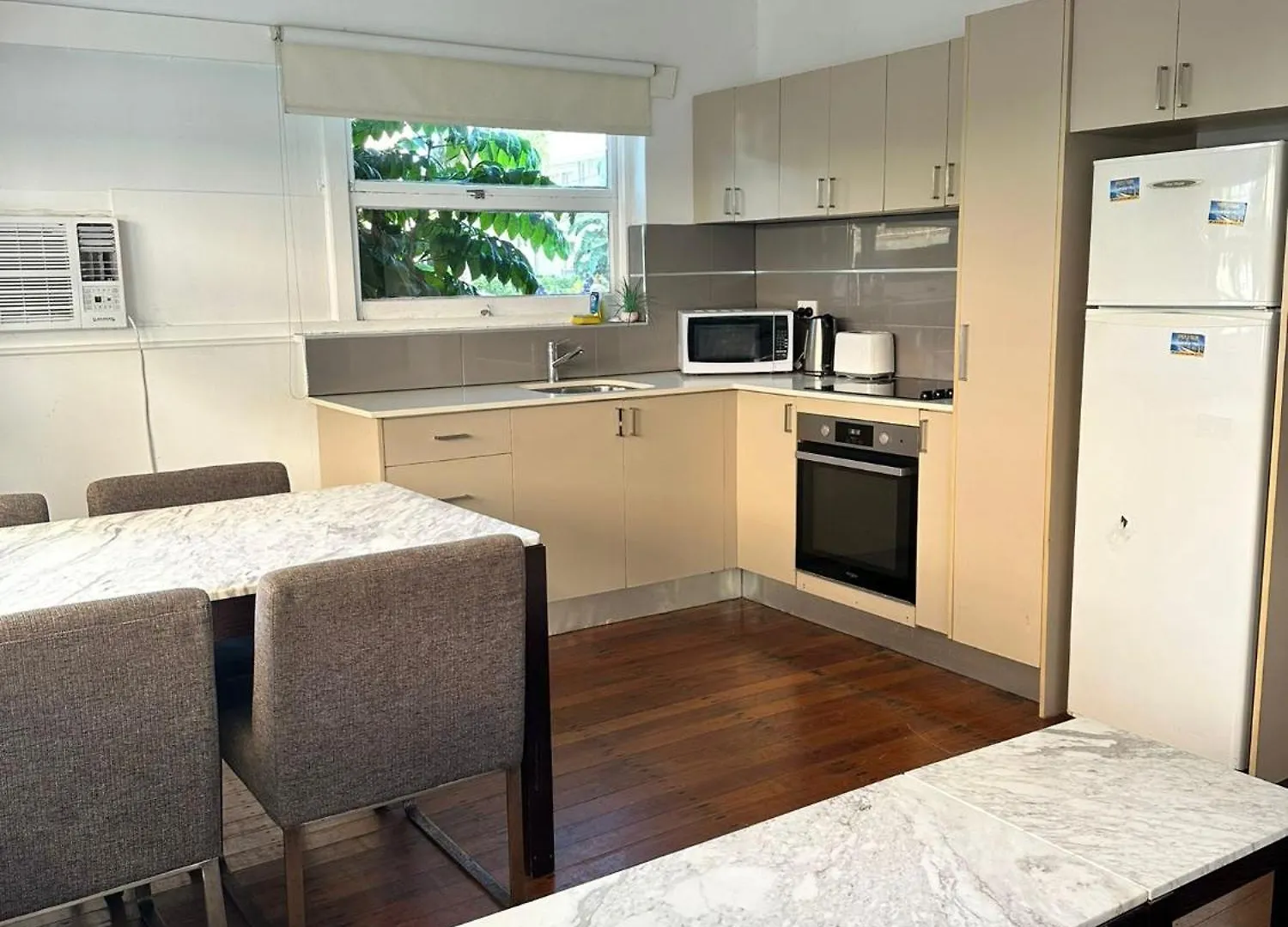 Backpackers In Paradise 18-35