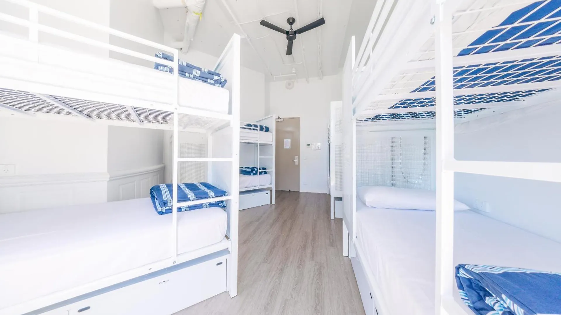 Hostel Maze Backpackers - *