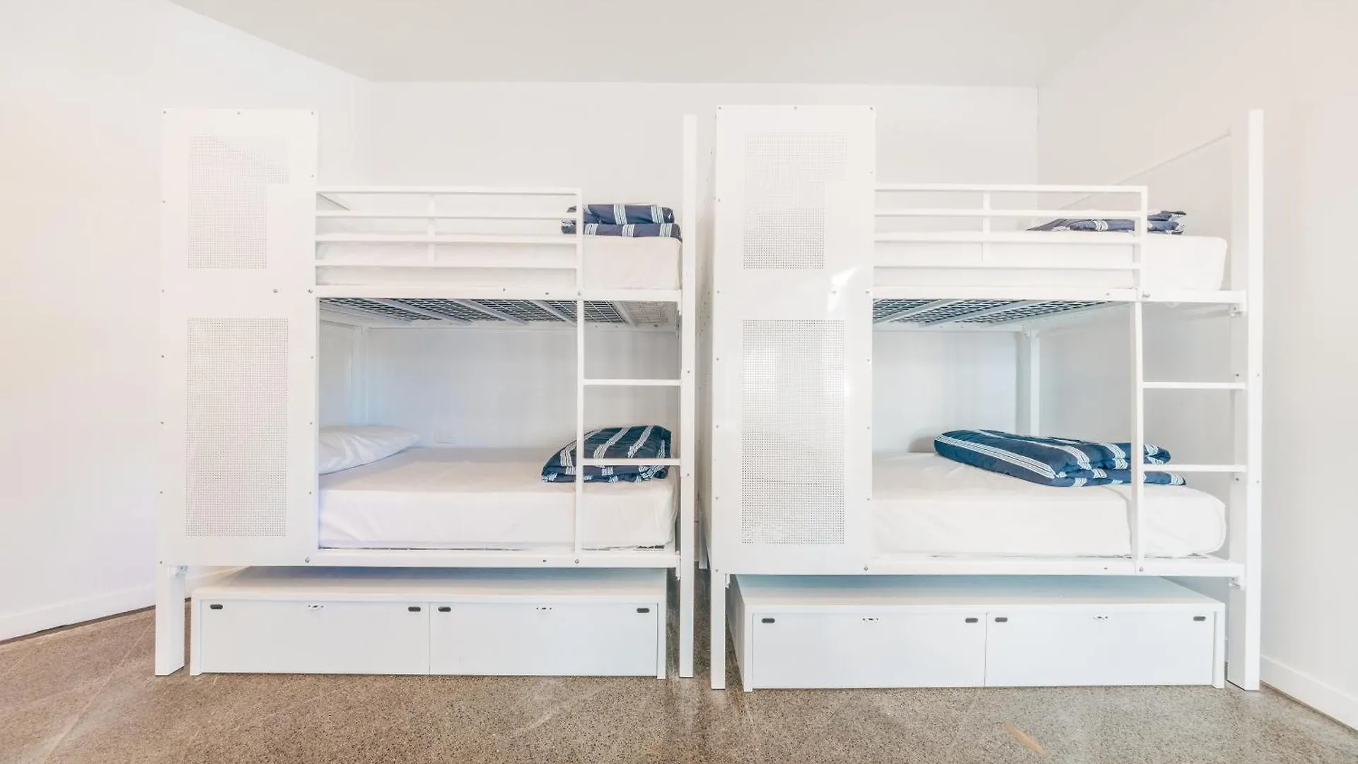 Hostel Maze Backpackers - *