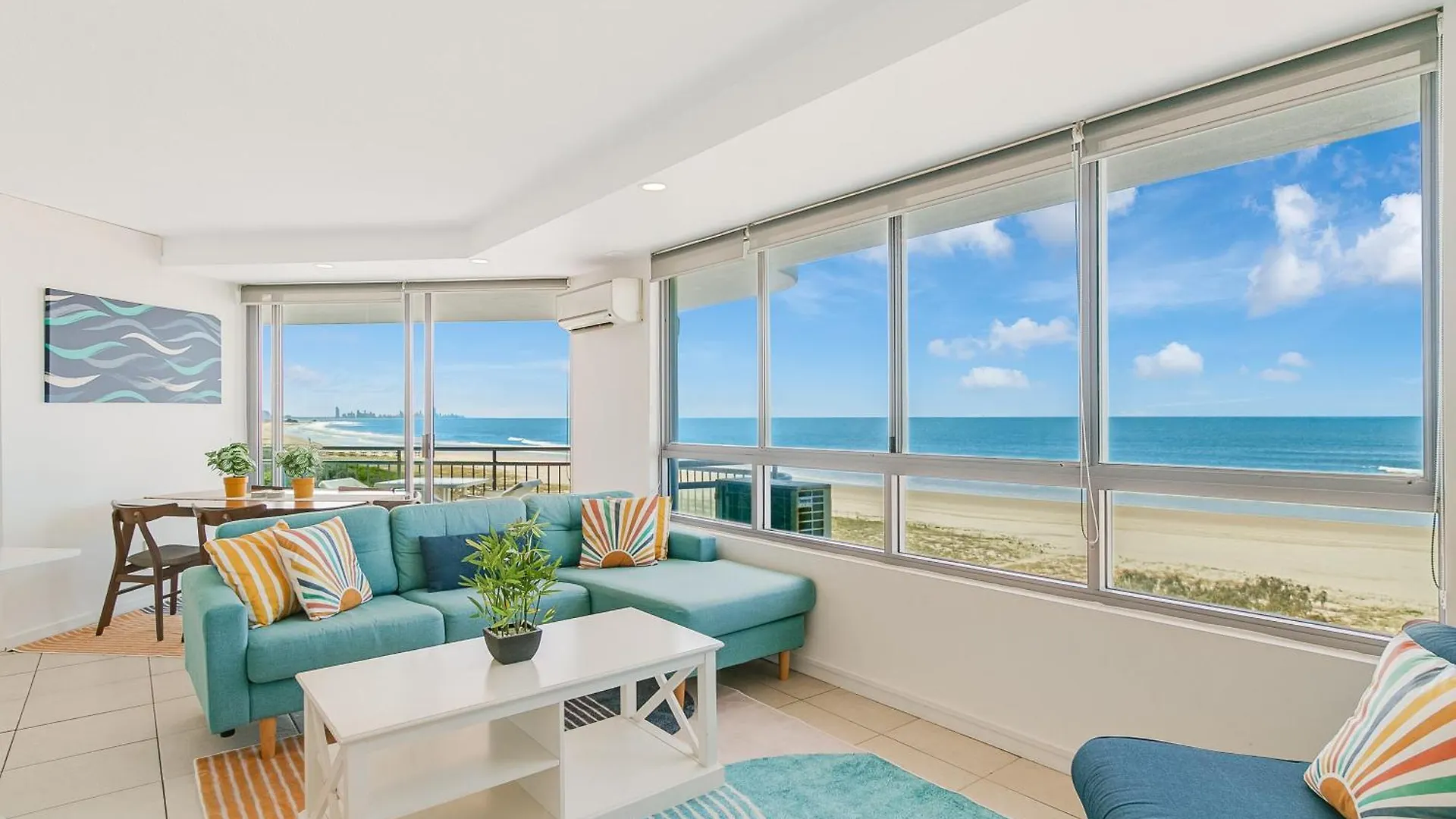 Oceanside - Absolute Beachfront Aparthotel