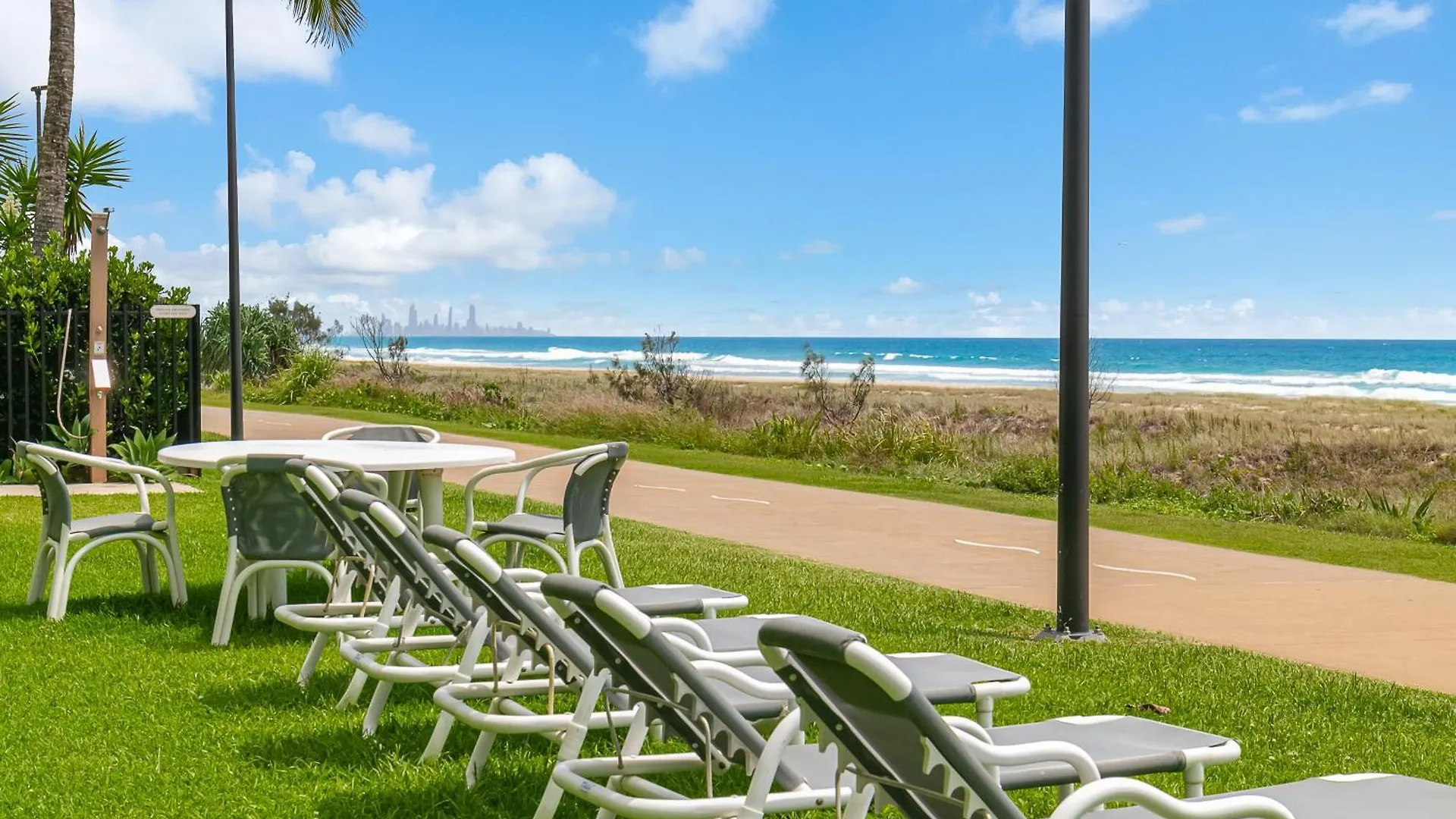 Oceanside - Absolute Beachfront Aparthotel