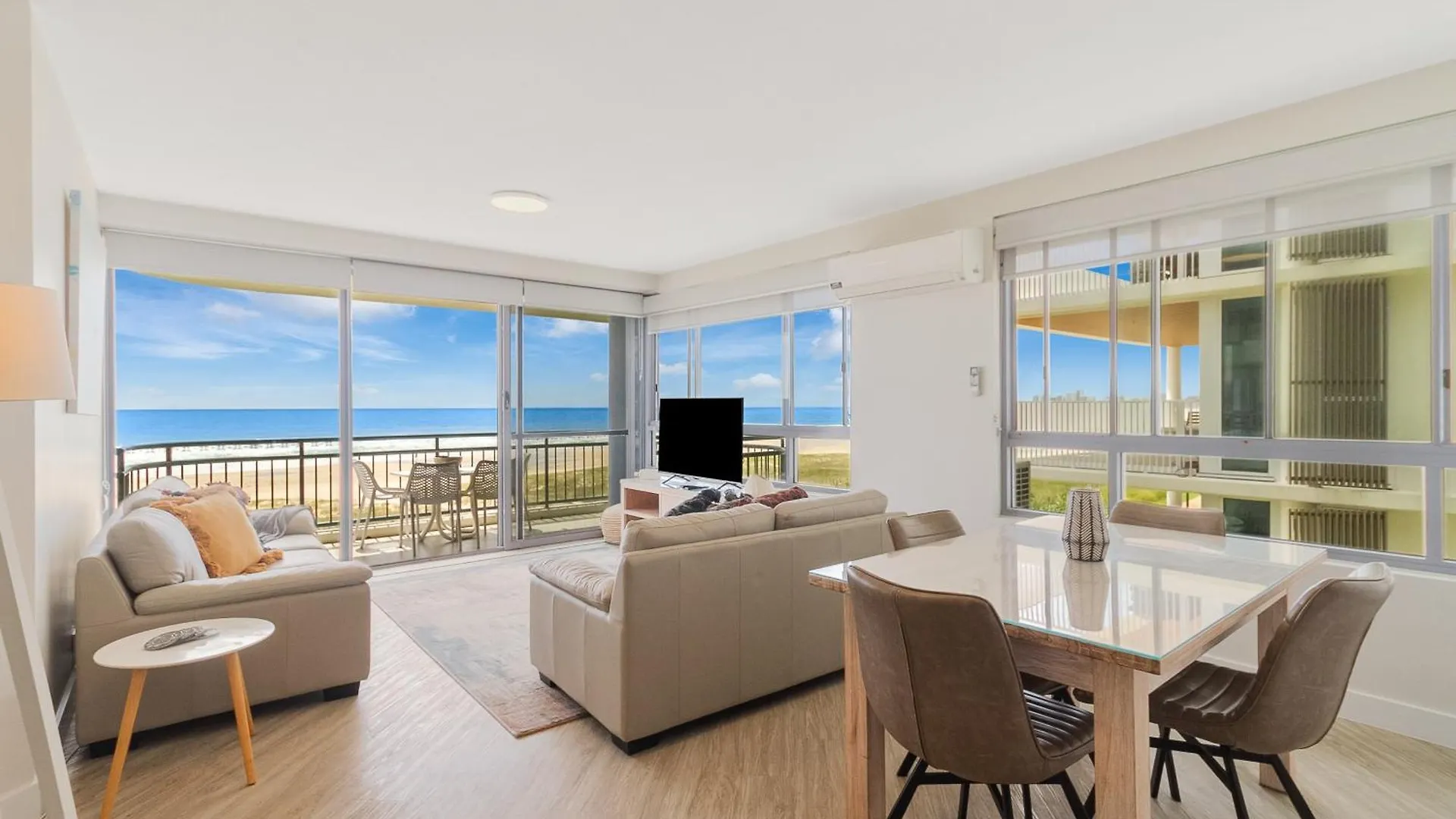Oceanside - Absolute Beachfront 4* Gold Coast