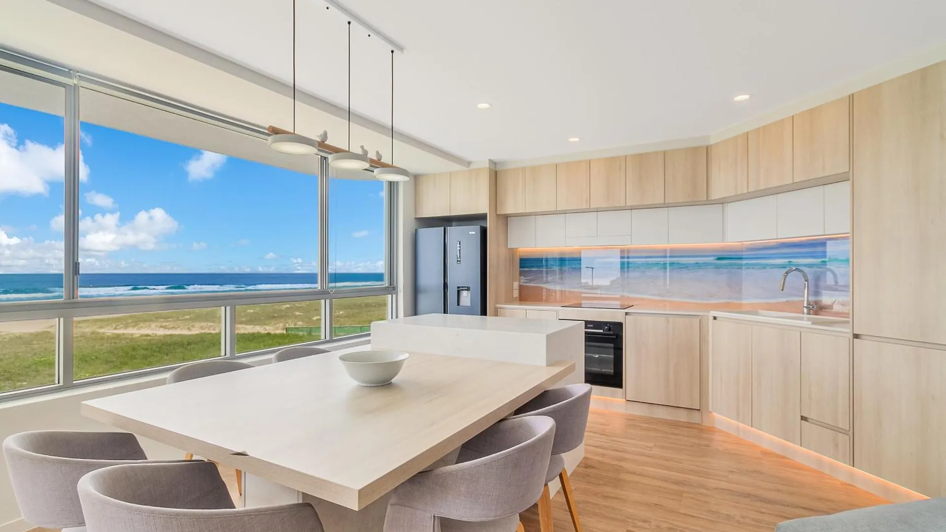 Aparthotel Oceanside - Absolute Beachfront Gold Coast