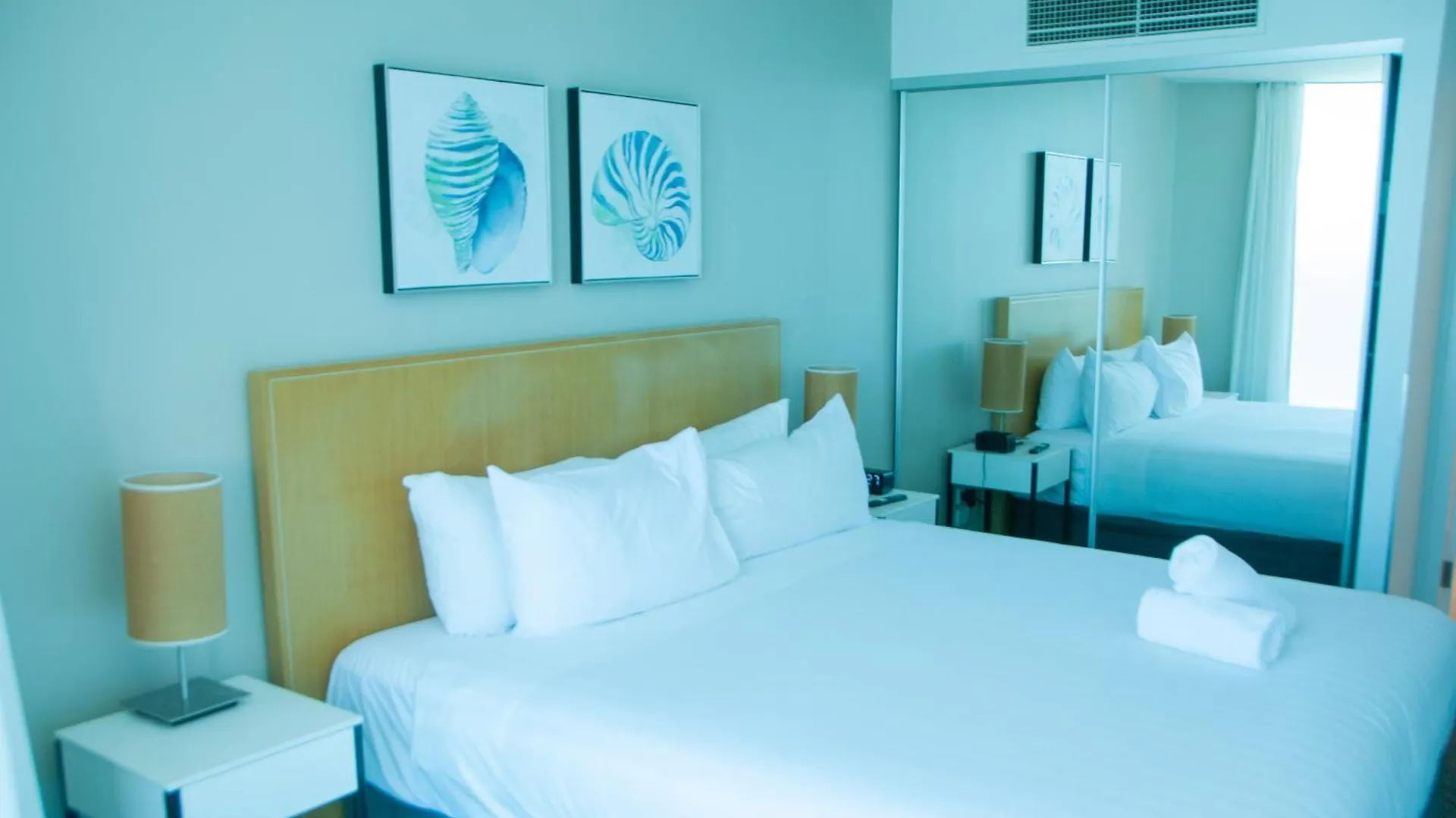 Number 1 H Residences - Wifi, Parking & By Holidays *