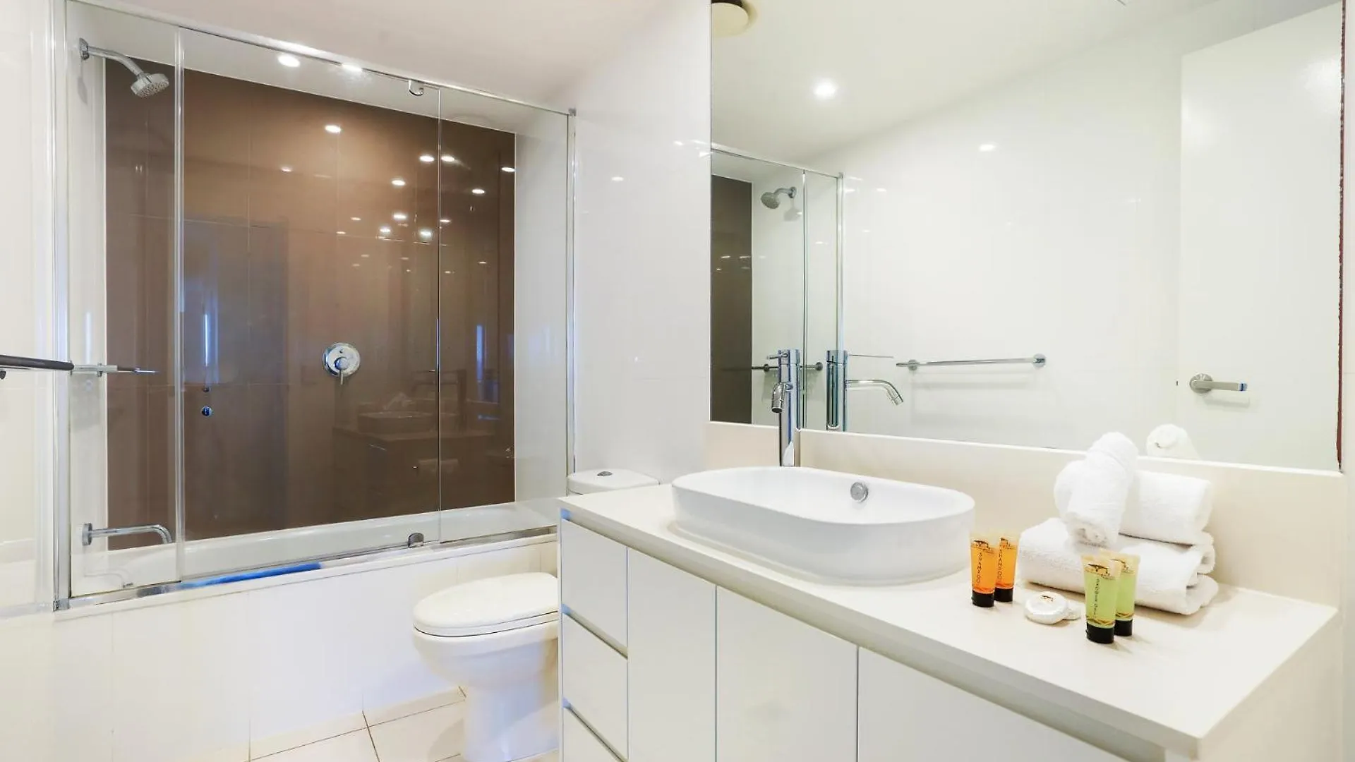 Number 1 H Residences - Wifi, Parking & By Holidays