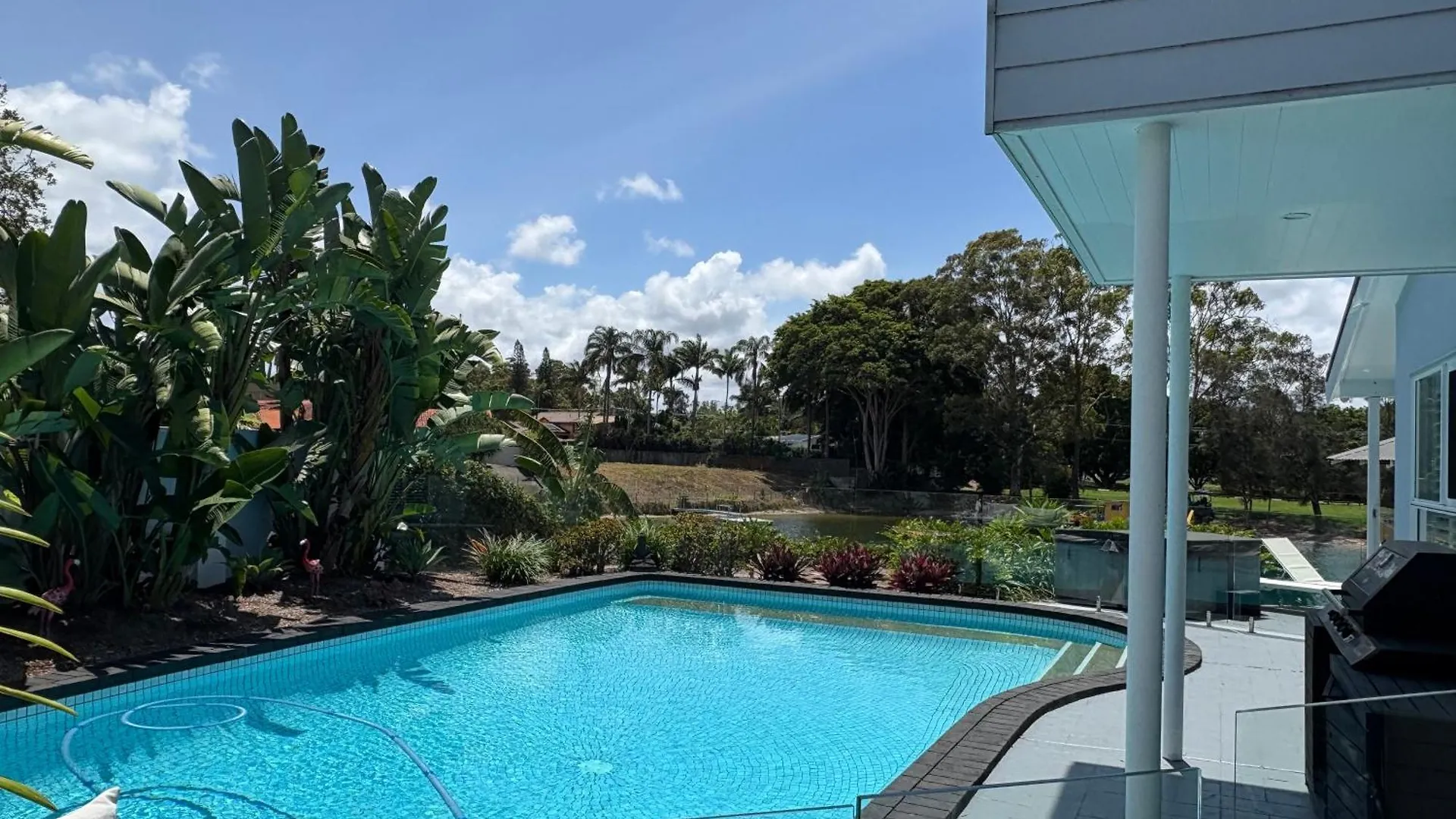 Holiday home Chic Coastal Waterside Stunner! Gold Coast