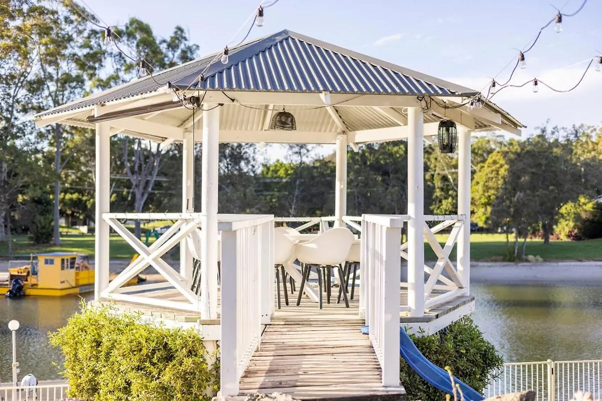 Chic Coastal Waterside Stunner! Holiday home