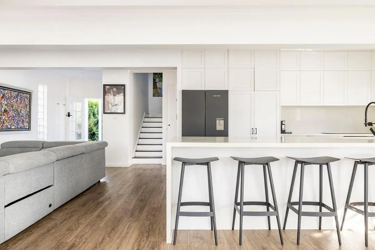 Chic Coastal Waterside Stunner! * Gold Coast