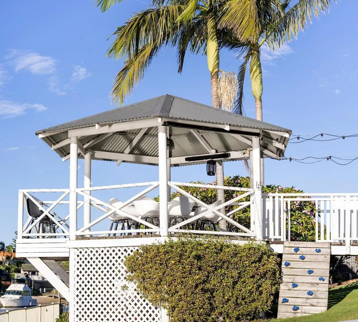 Chic Coastal Waterside Stunner!