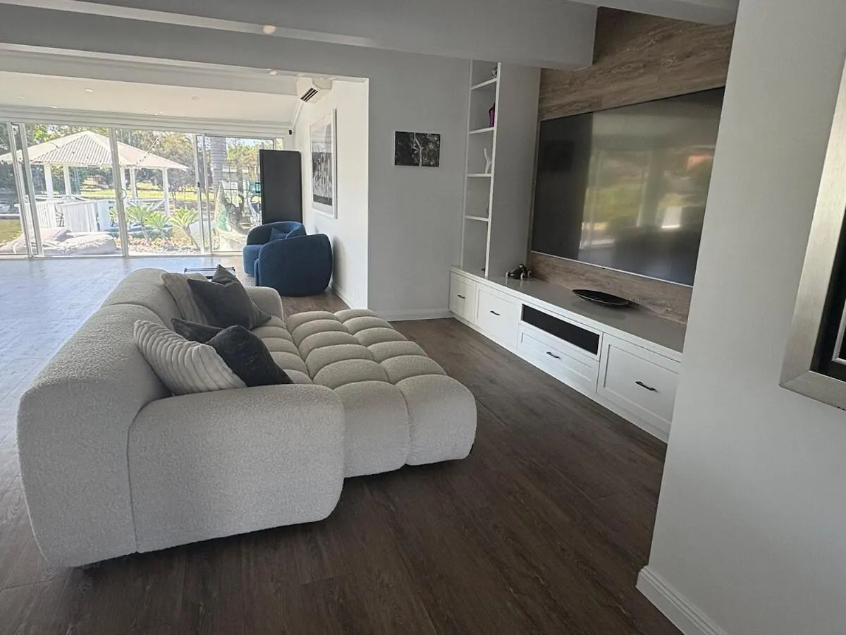 Chic Coastal Waterside Stunner! * Gold Coast