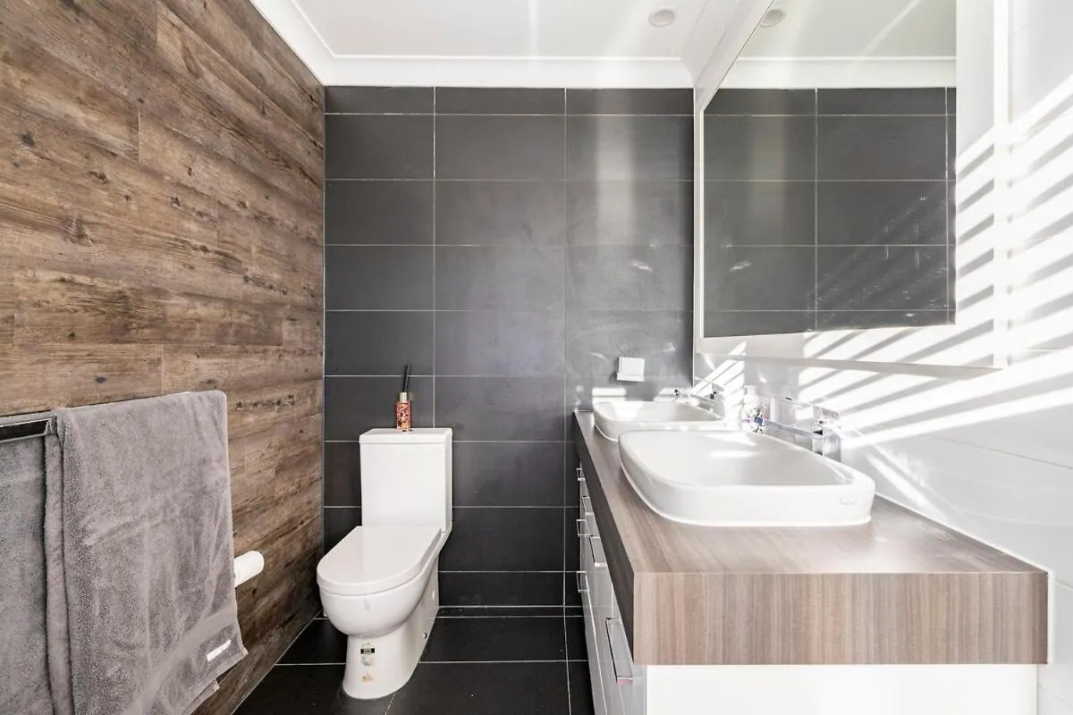 Chic Coastal Waterside Stunner! Holiday home