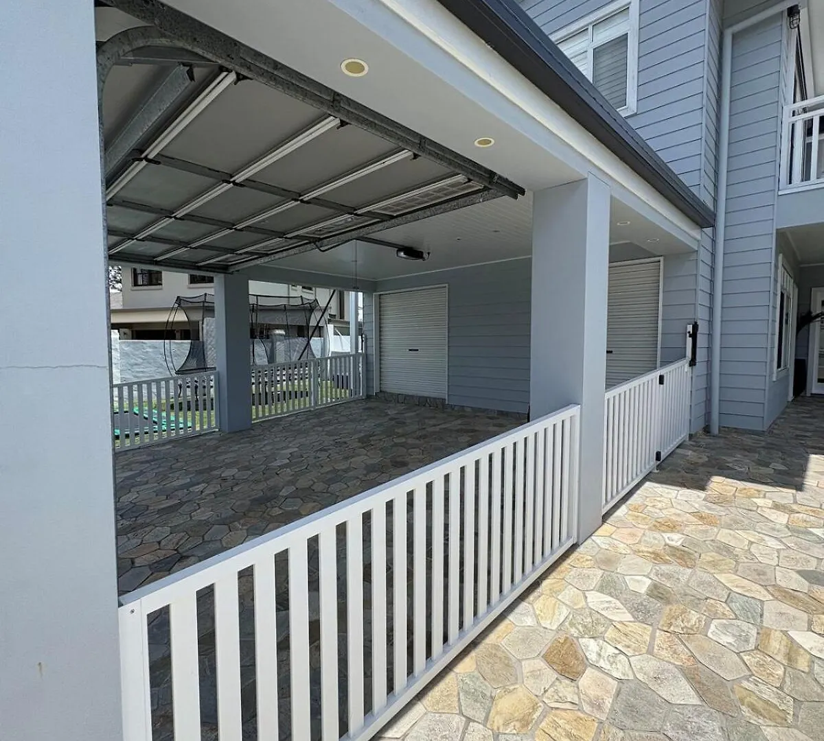 Chic Coastal Waterside Stunner! * Gold Coast