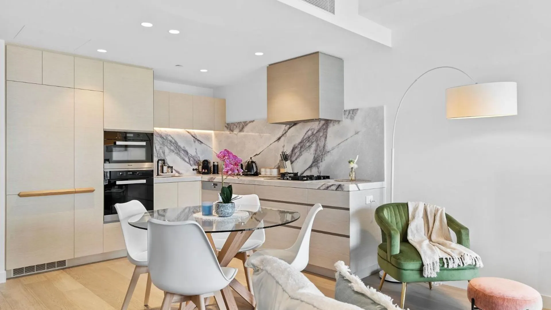 Luxury One Bedroom Apartment *