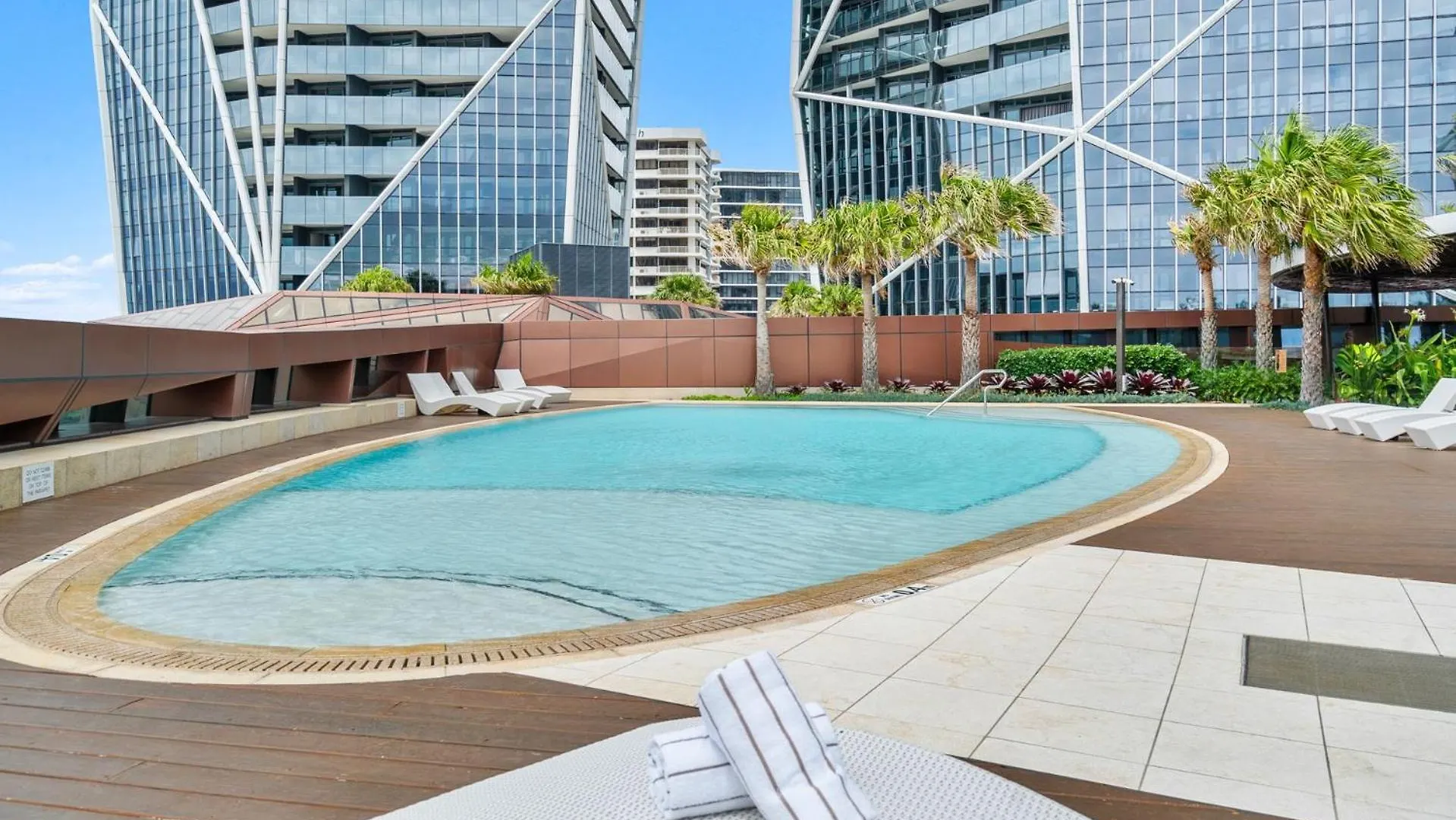 Luxury One Bedroom Apartment *