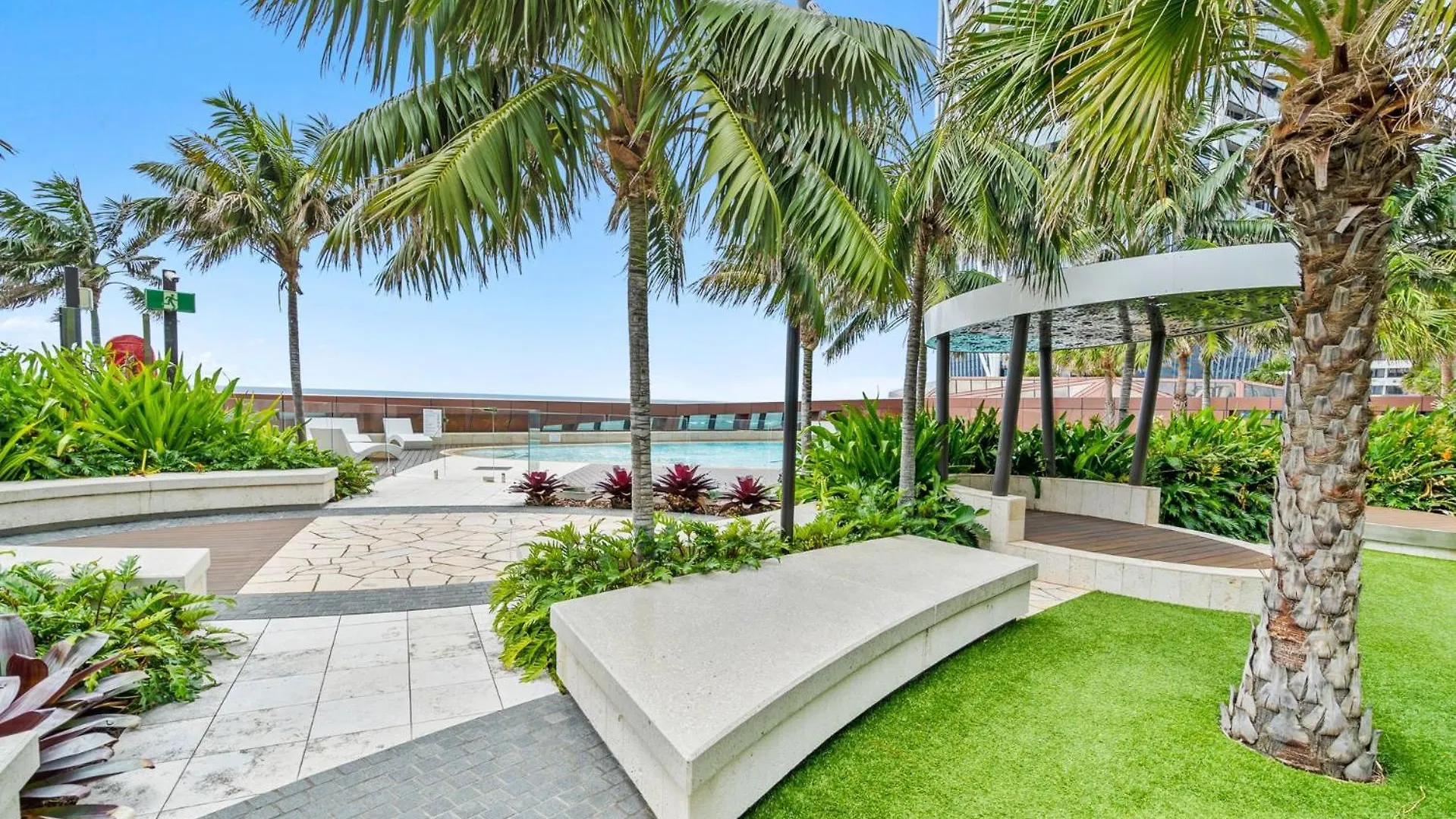 Luxury One Bedroom Apartment *