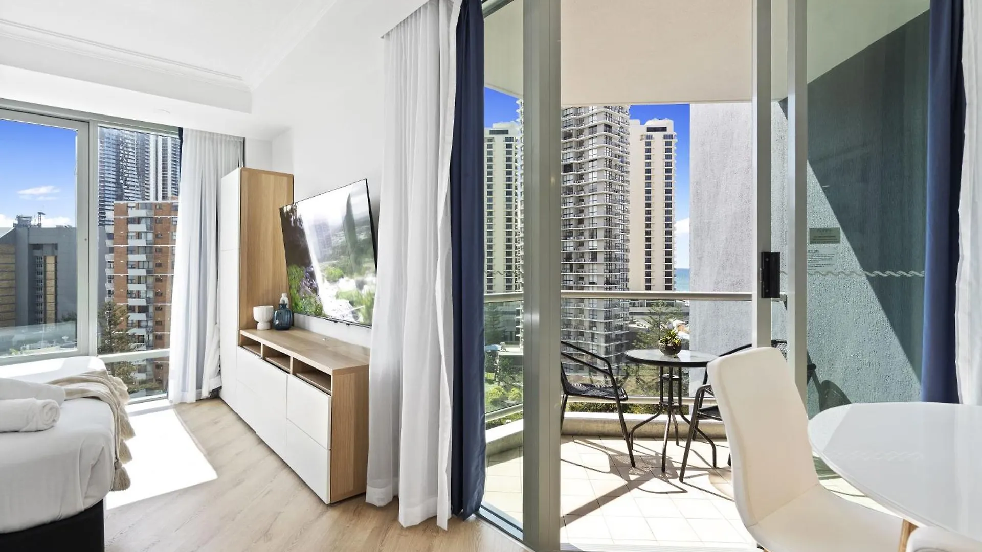 Apartament Interconnecting 2 Bedroom Unit At Legends — Q