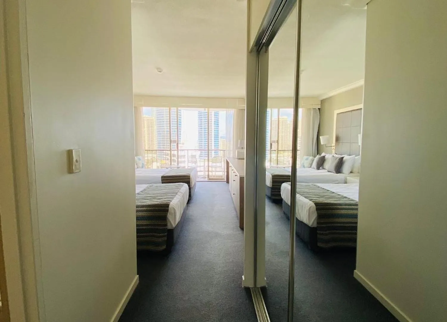 Sea View Heart Of Surfers Paradise Hotel 4*