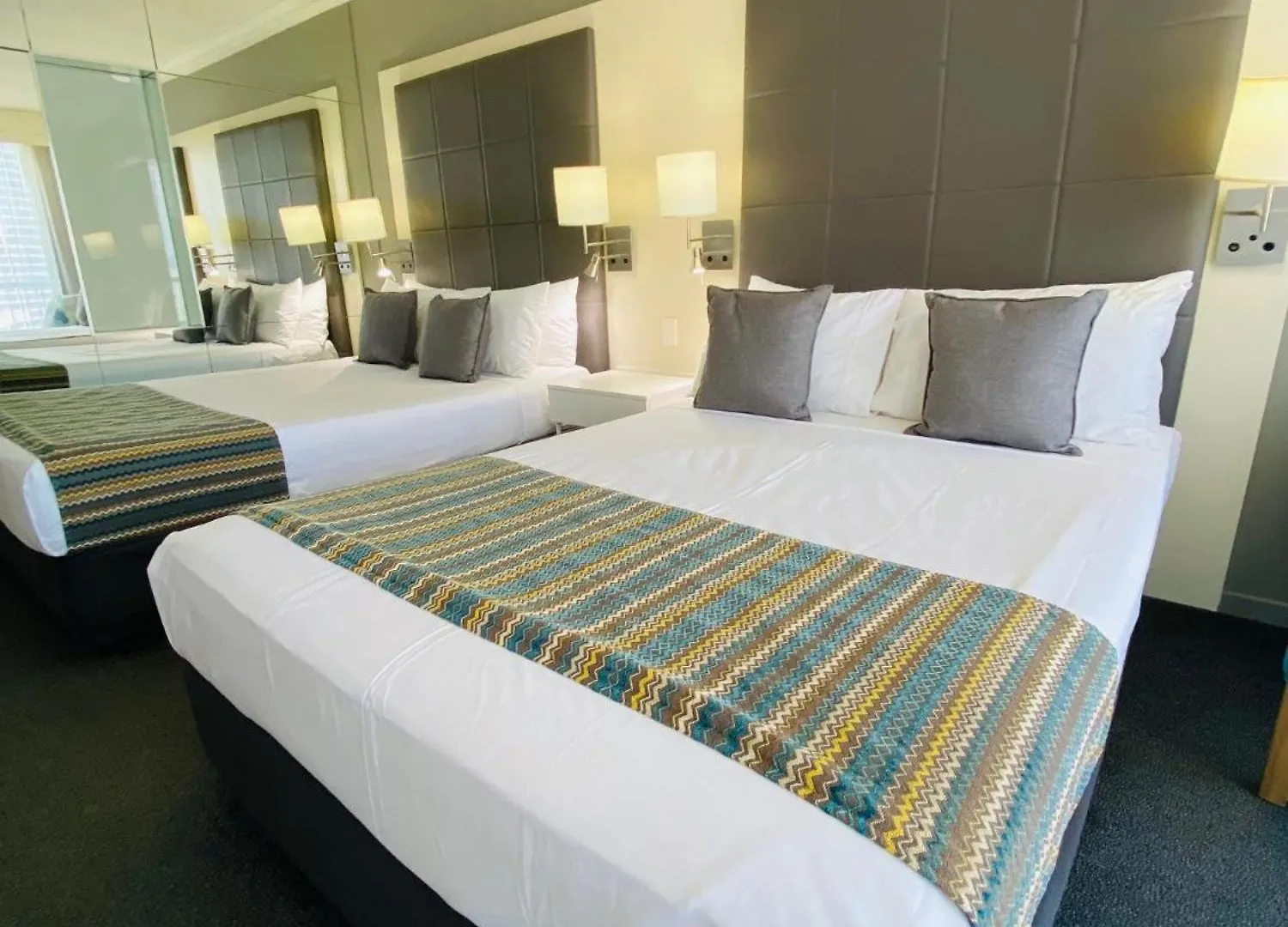 מלון Sea View Heart Of Surfers Paradise 4*