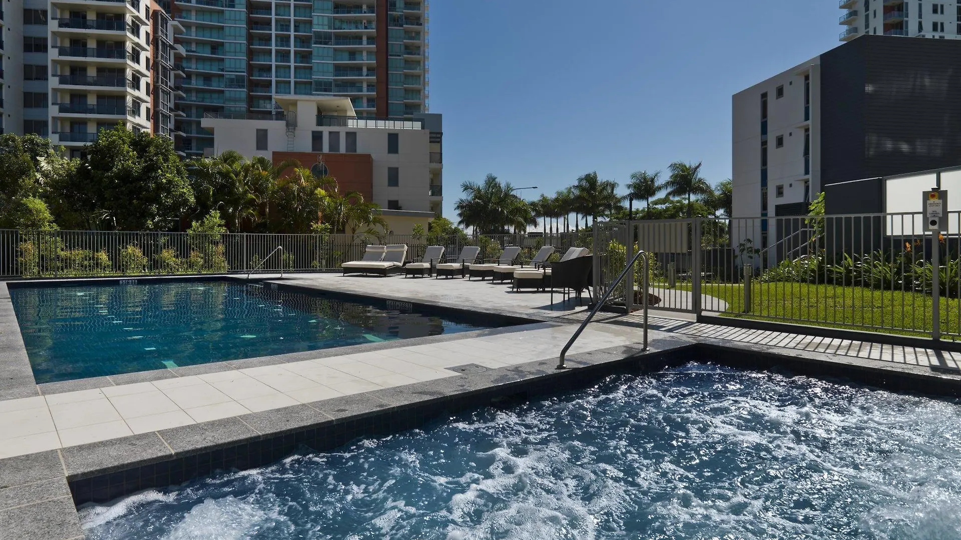 Meriton Serviced Aqua Street