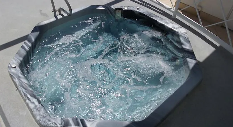 アパートホテル The Ritz Heated Pool 4*