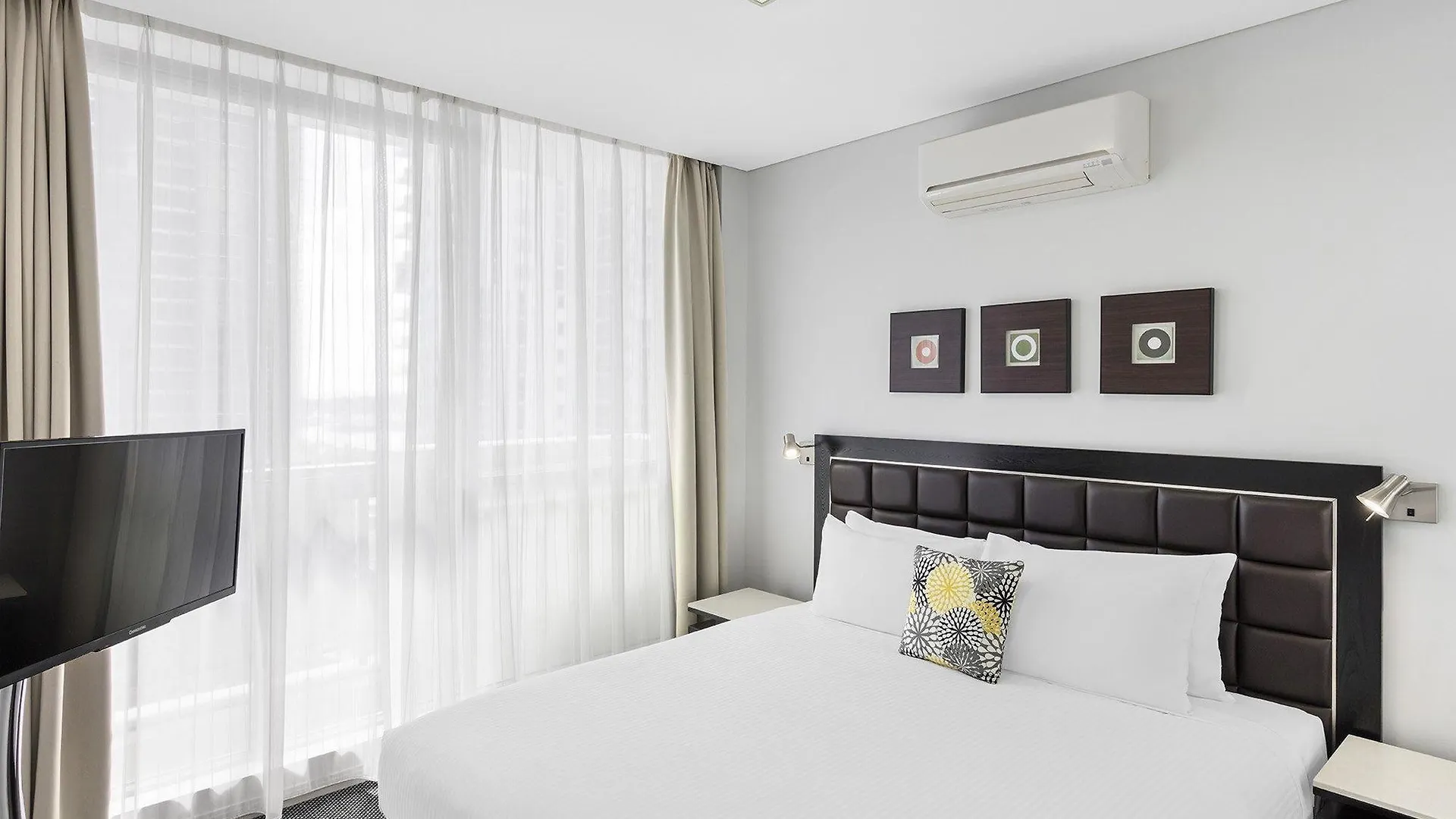Meriton Serviced Aqua Street 4*