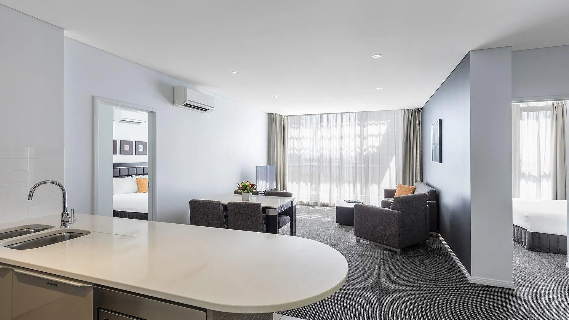 Meriton Serviced Aqua Street Aparthotel