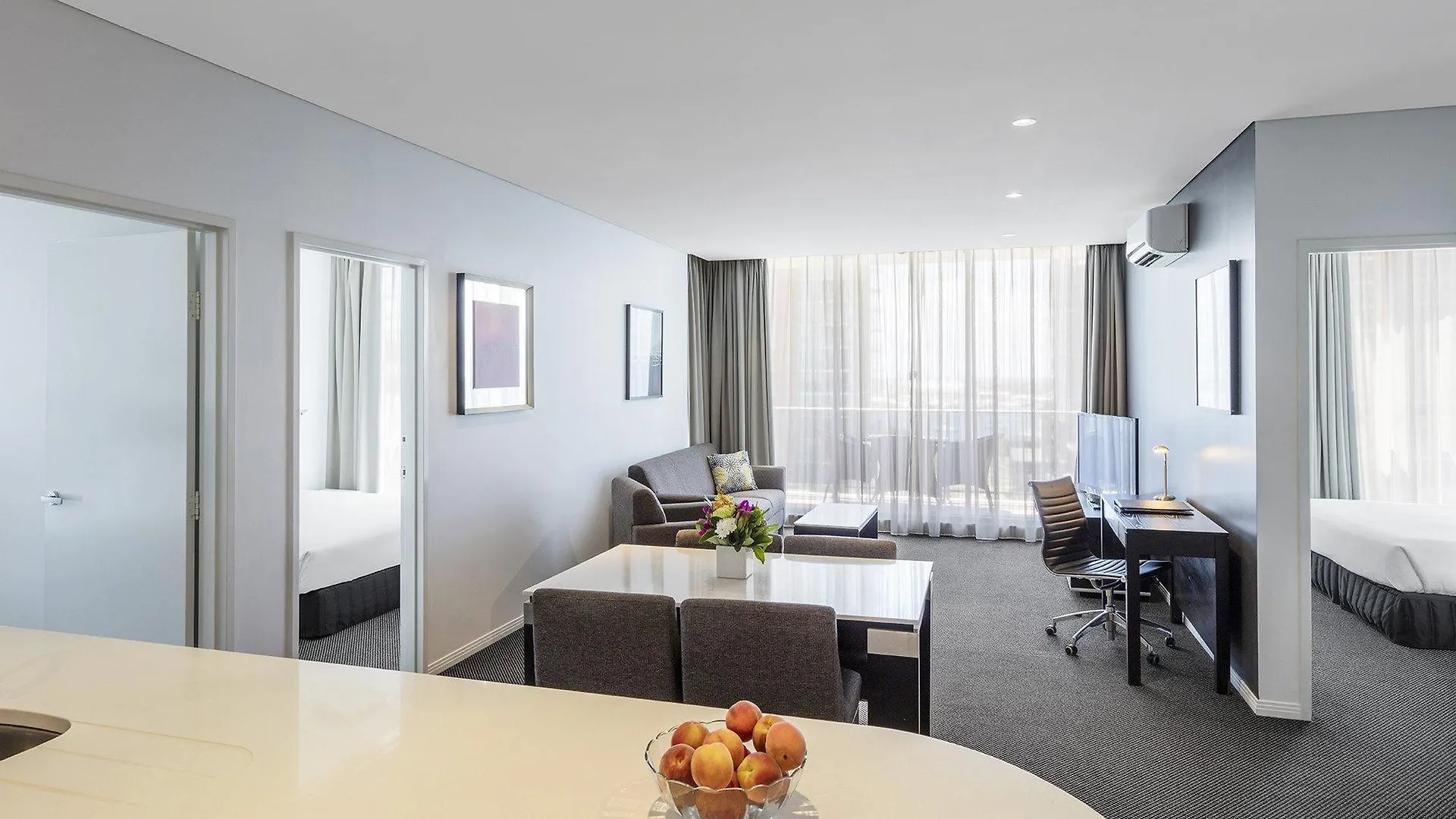 Meriton Serviced Aqua Street Aparthotel Gold Coast