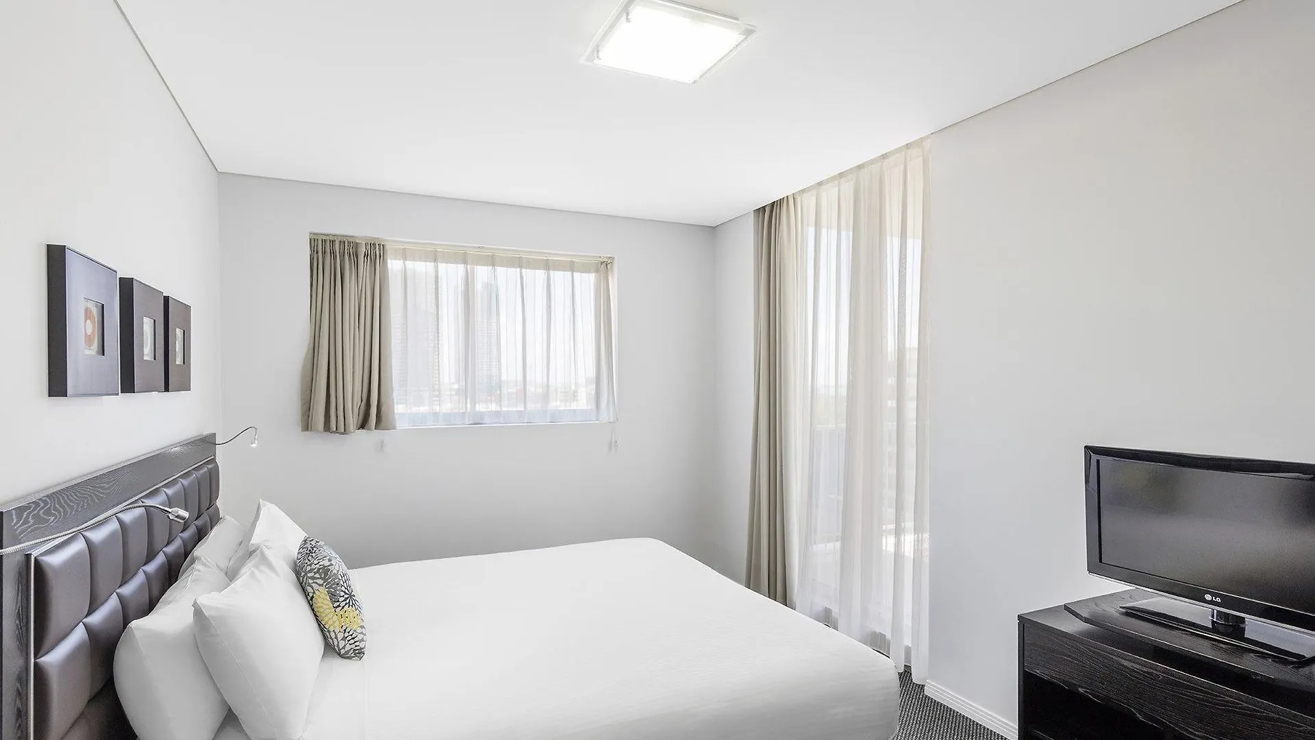 Meriton Serviced Aqua Street Aparthotel 4*