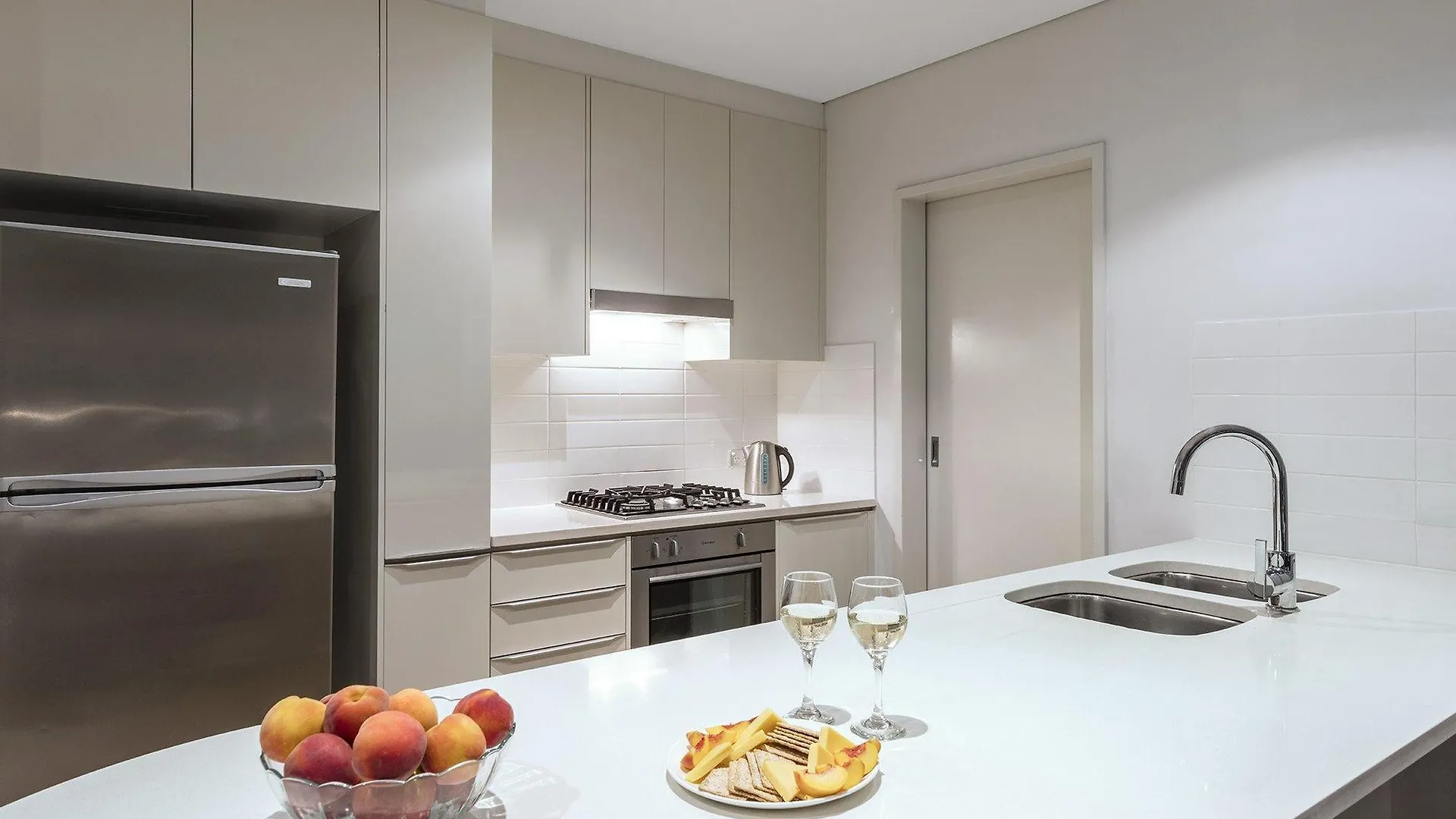 Meriton Serviced Aqua Street Aparthotel