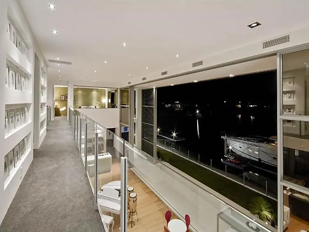 Luxury Waterfront בית הארחה 5*