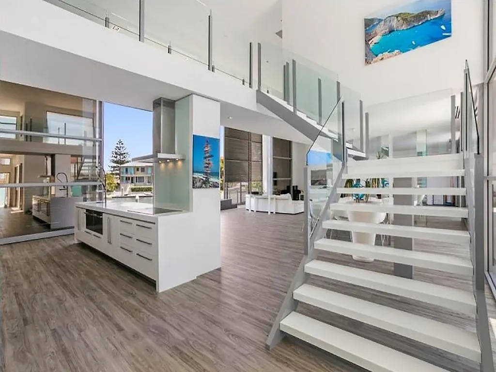 Luxury Waterfront בית הארחה גולד קוסט