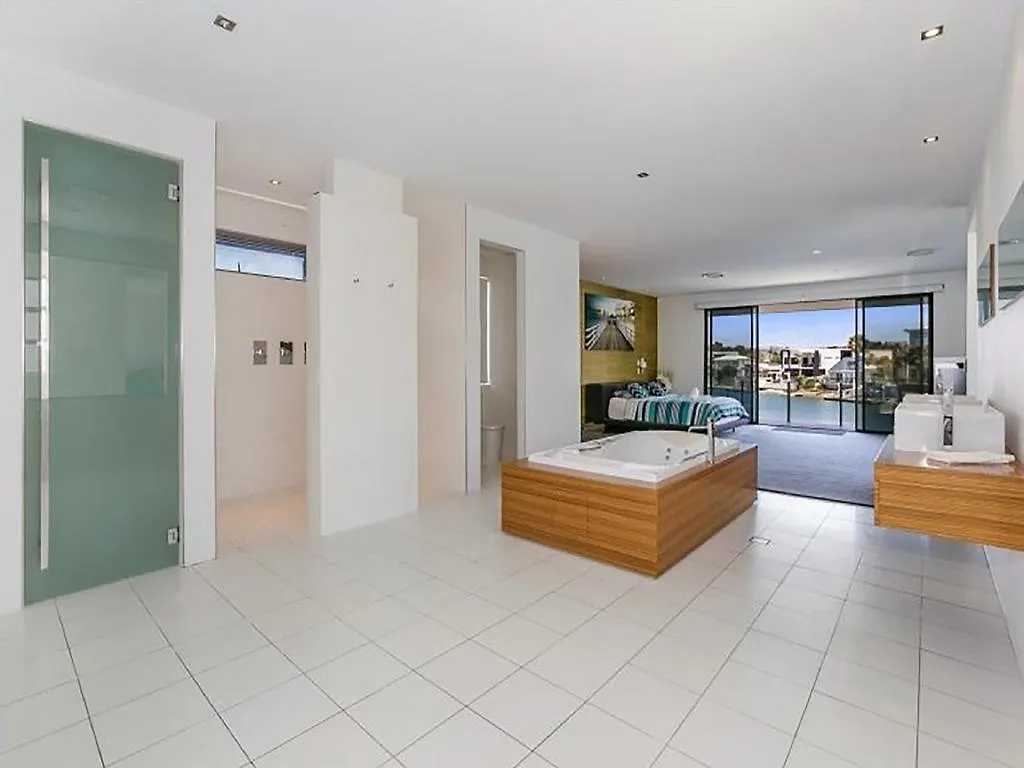 בית הארחה Luxury Waterfront 5*
