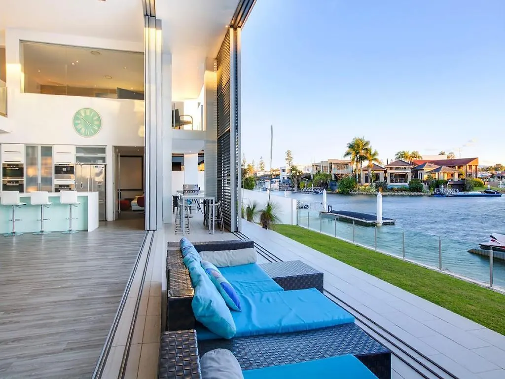 Luxury Waterfront בית הארחה 5*