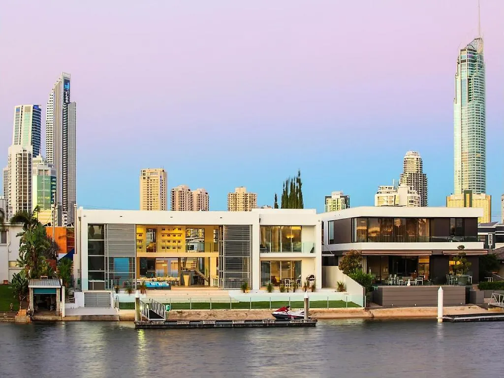 Luxury Waterfront בית הארחה
