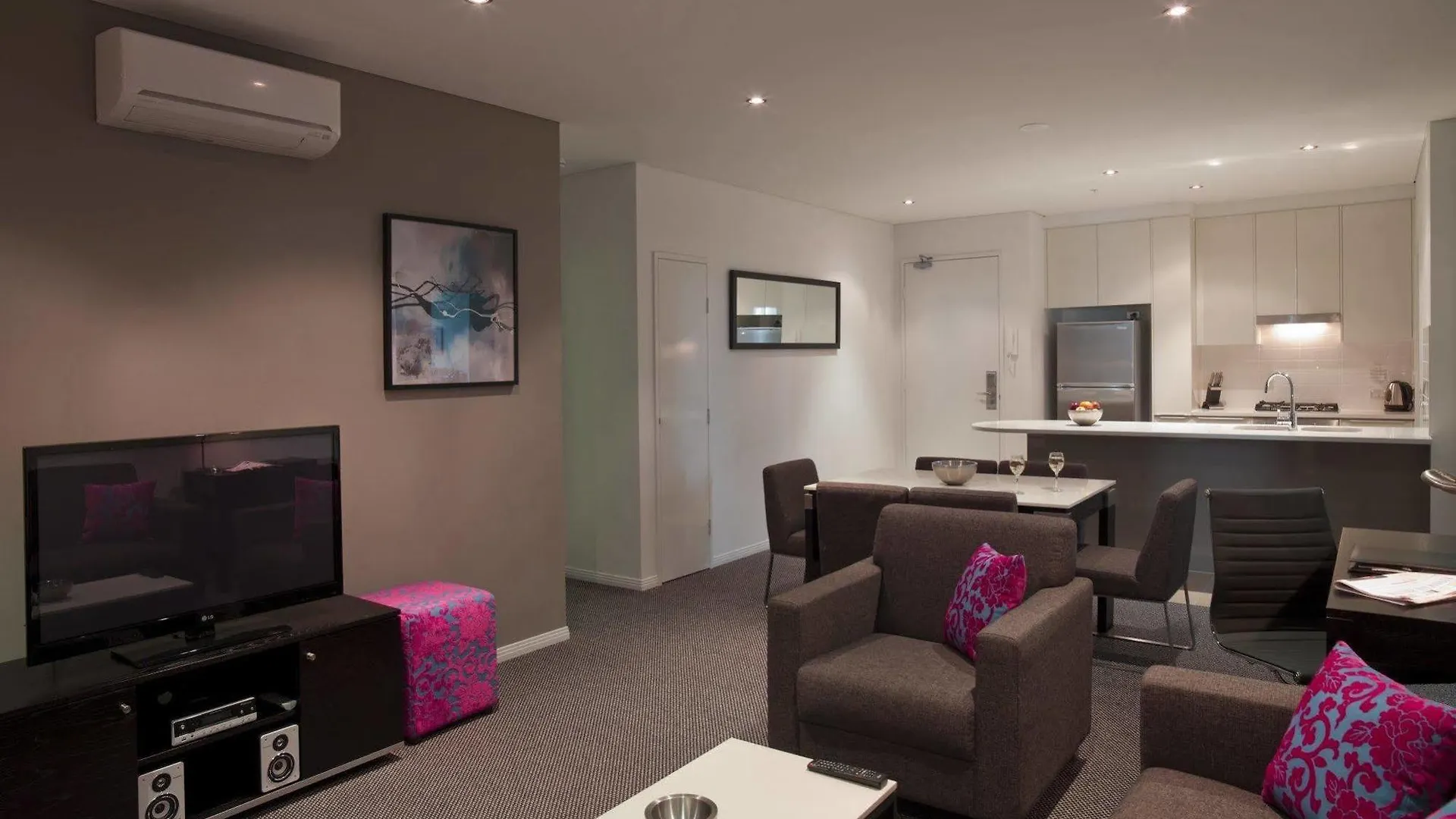 Meriton Serviced Aqua Street Aparthotel