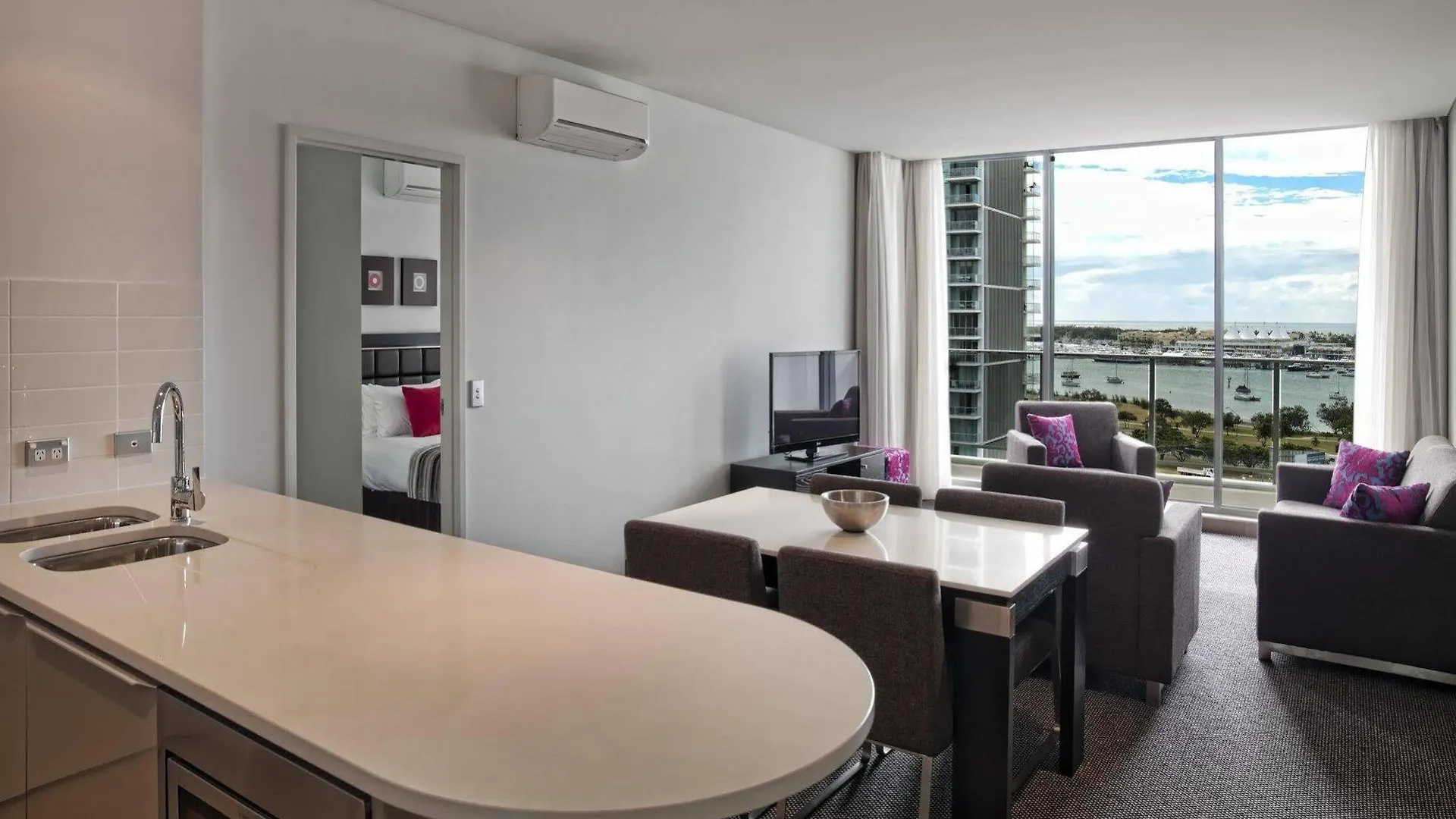 Meriton Serviced Aqua Street 4*