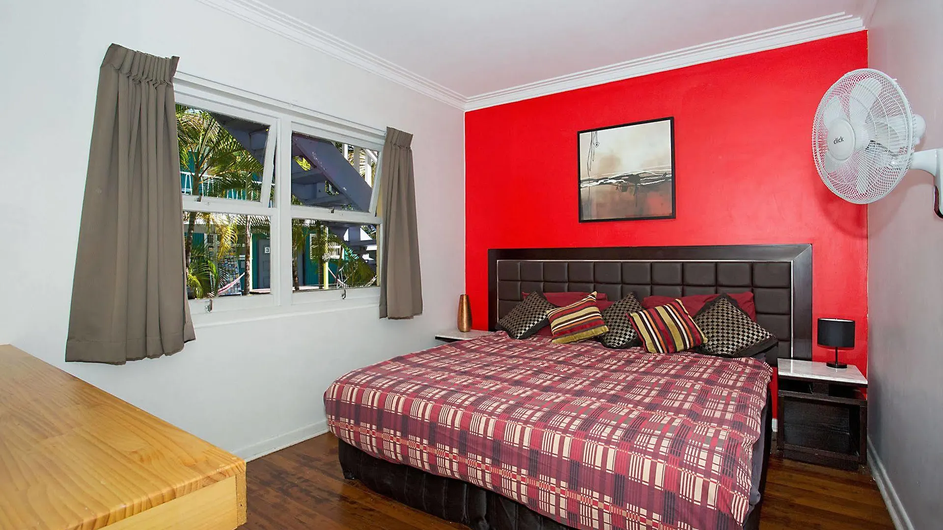 Hostel Backpackers In Paradise 18-35 *