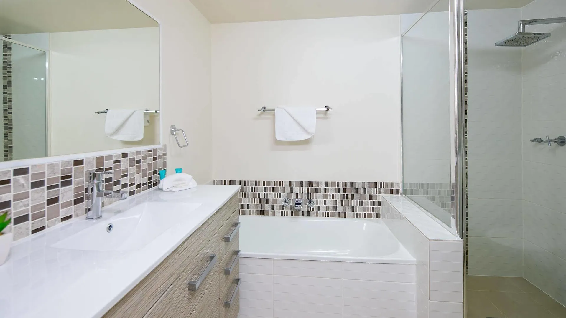 Bay 3* Gold Coast