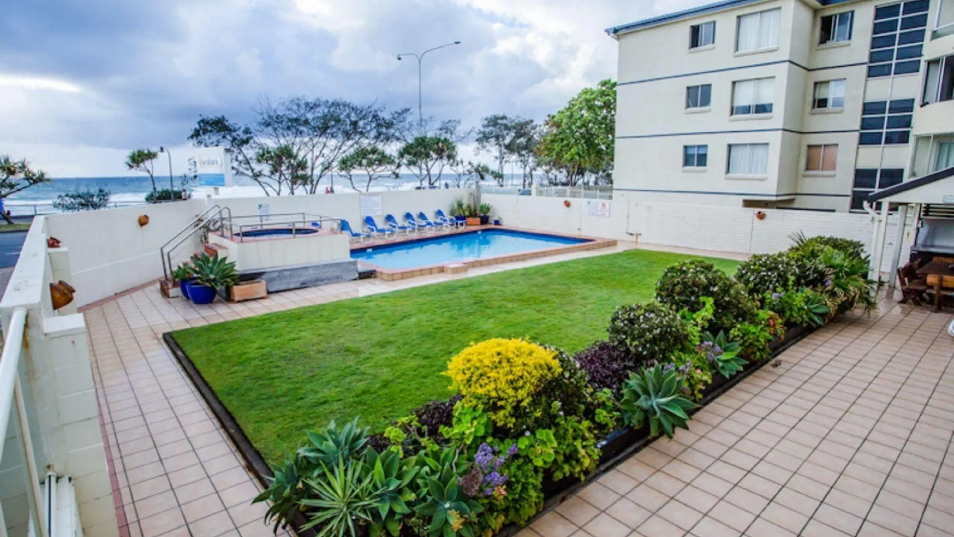 Aparthotel The Shore - Beachfront
