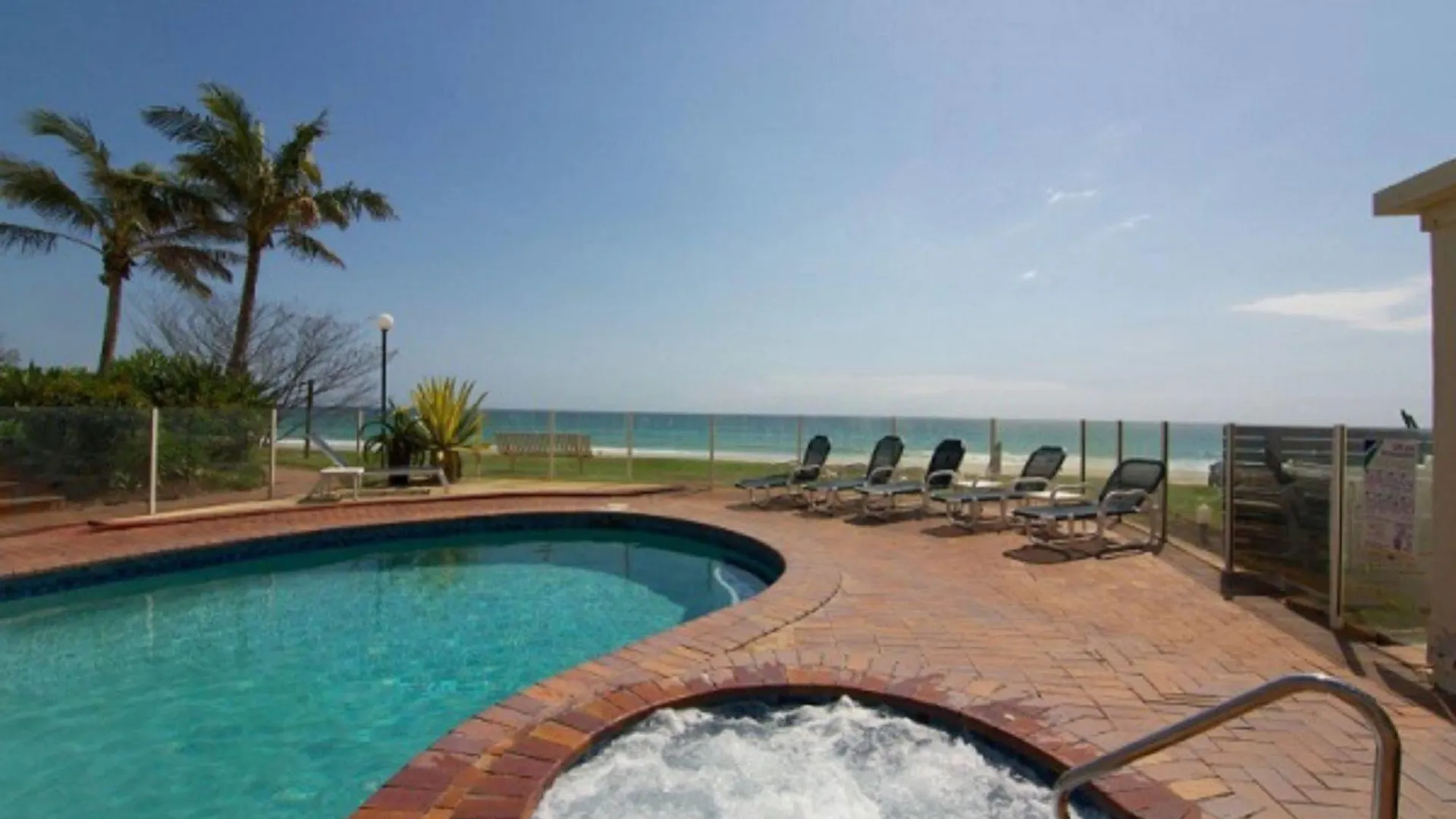 Hotel apartamentowy Crystal Beachfront