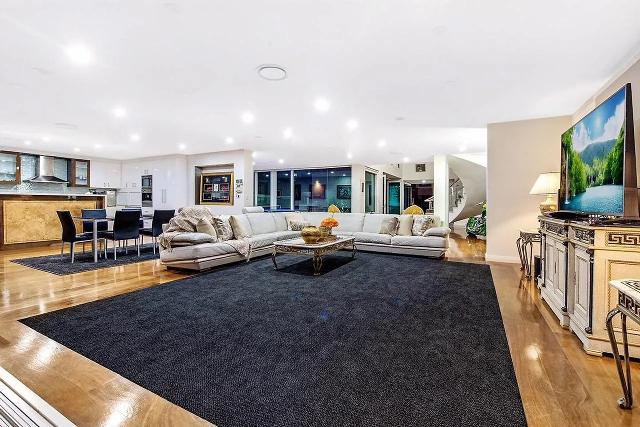 5 Million Dollar Surfers Paradise Dream Mansion غولد كوست