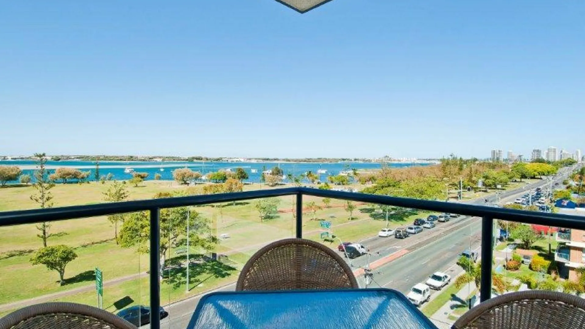 Aqualine On The Broadwater Aparthotel 4*