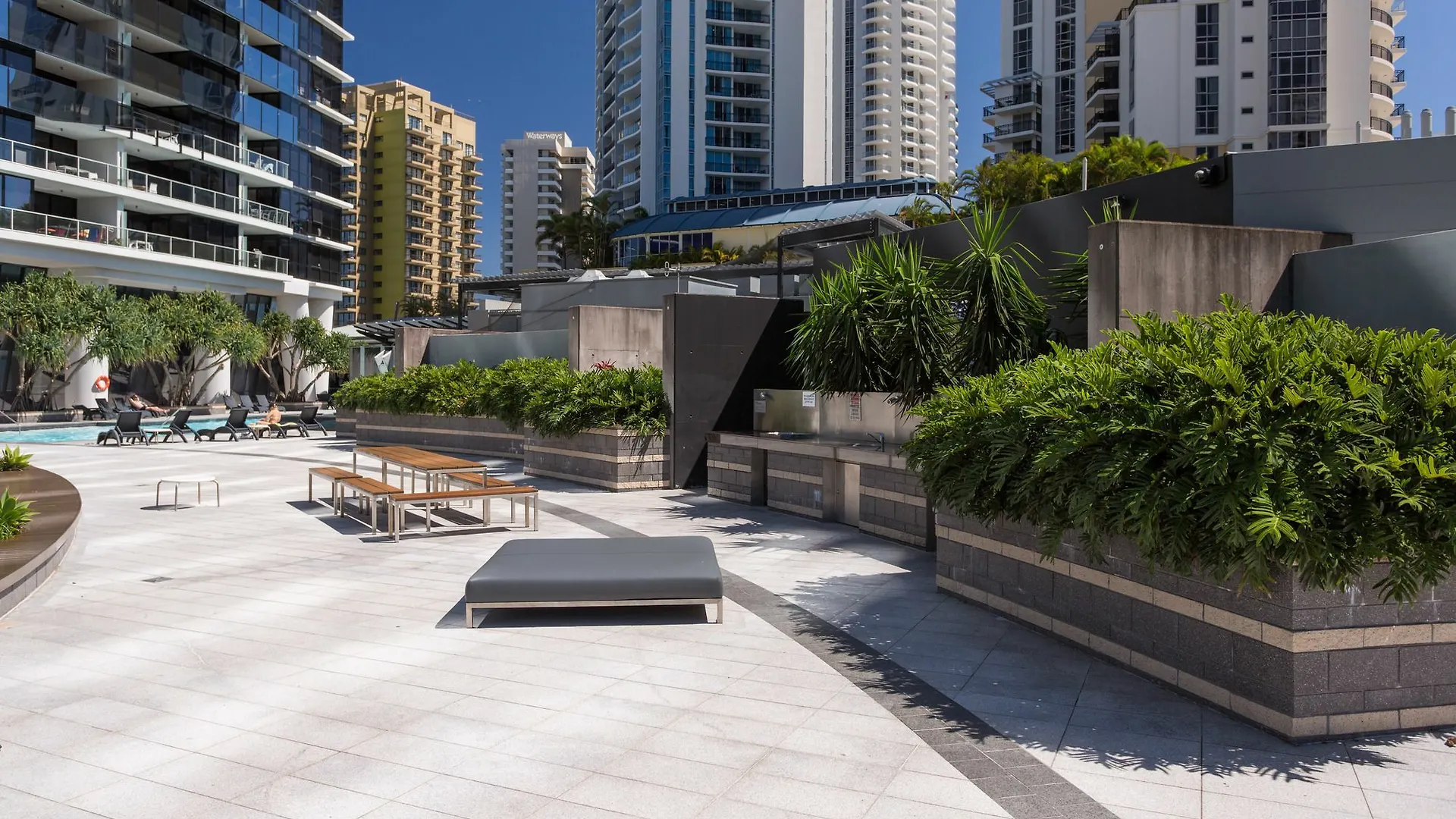 Circle On Cavill Apartment *