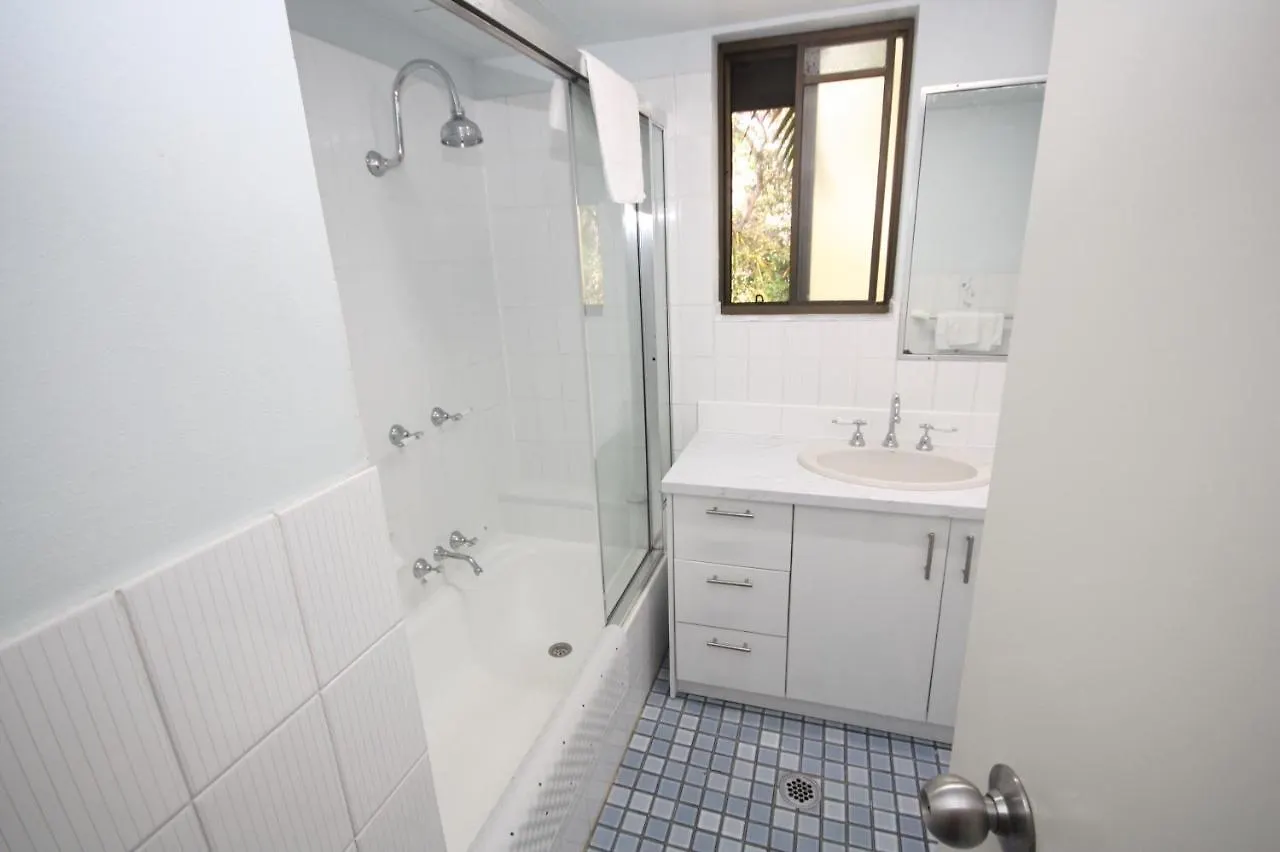 Broadwater Shores Waterfront 3*