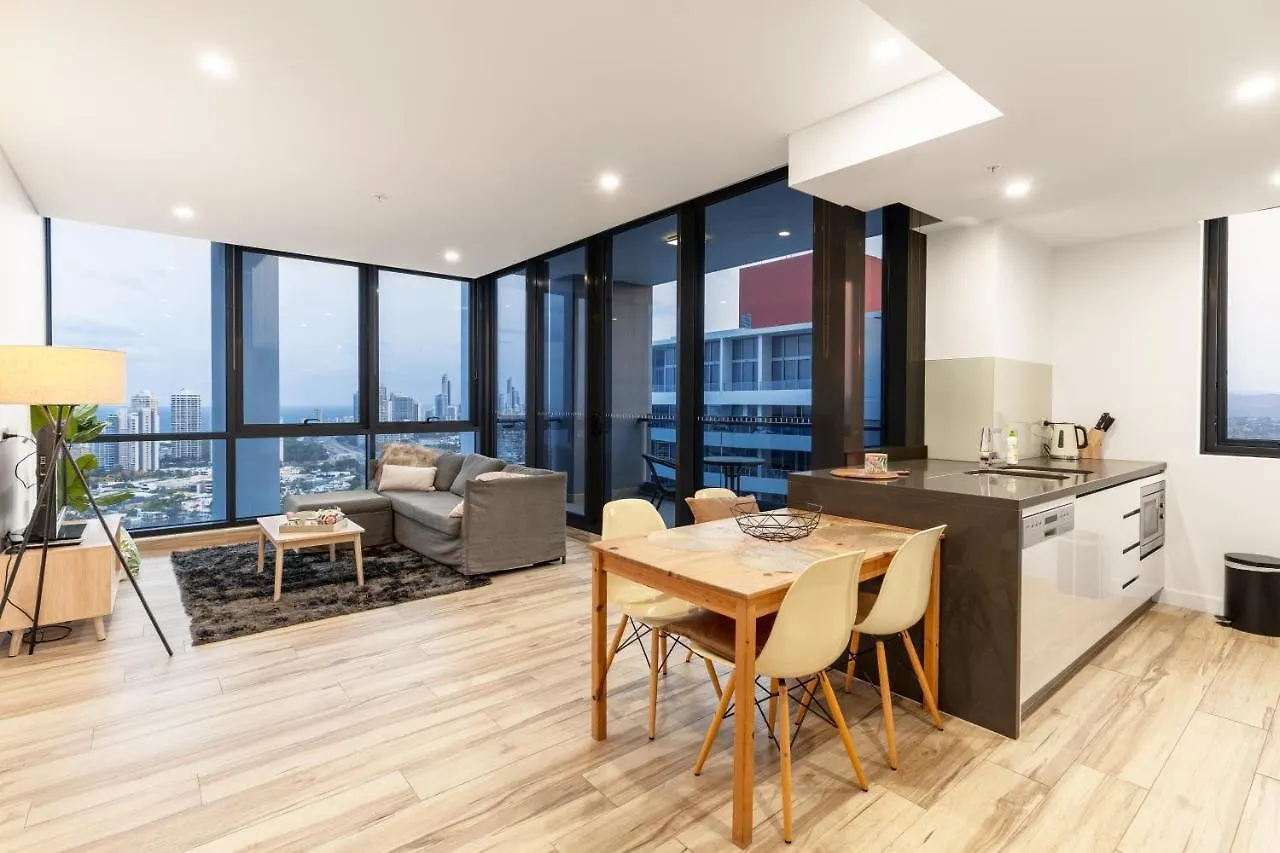 Modern, Carefree Living Style Apt In Southport Daire